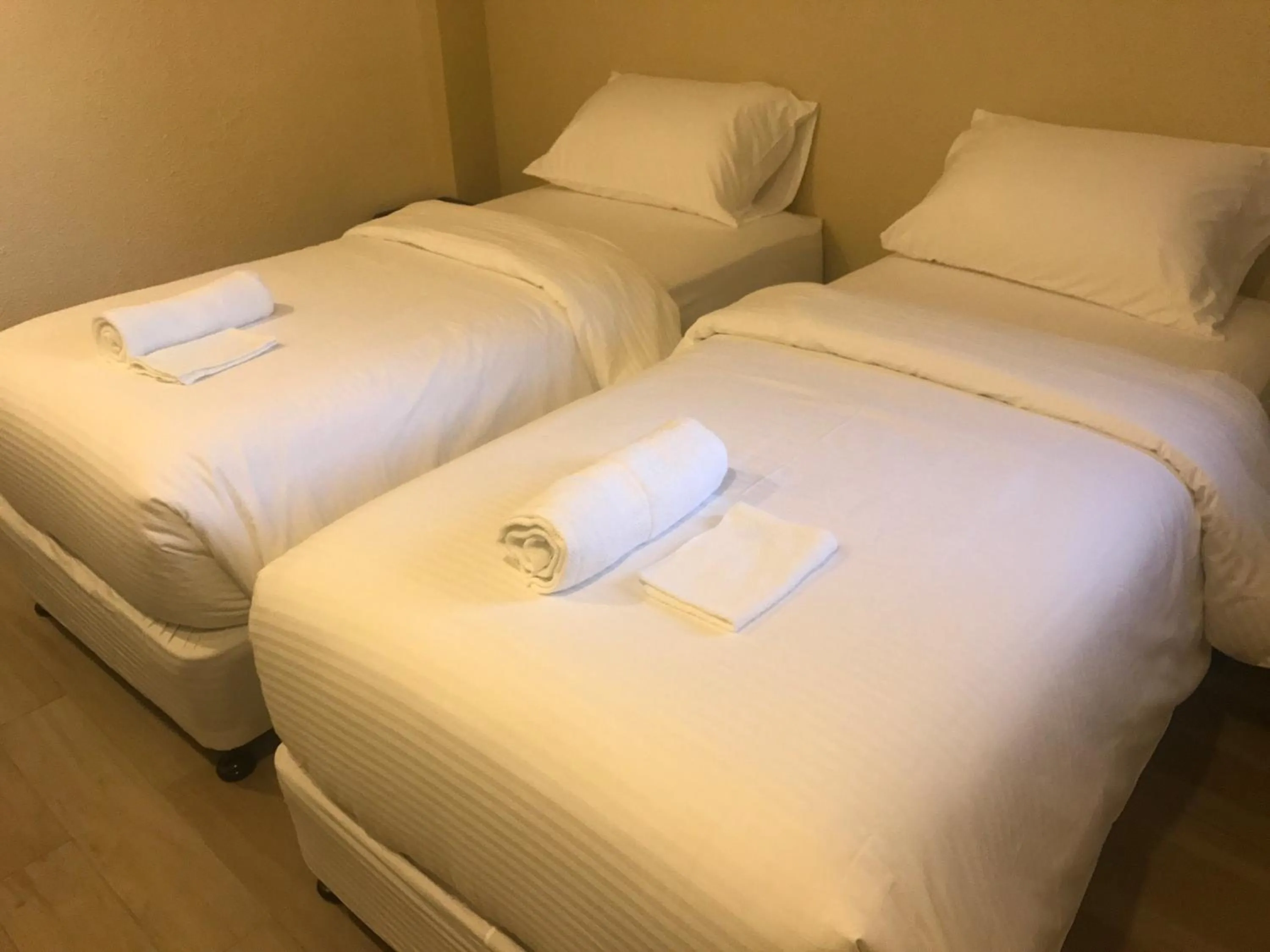 Bed in Babylon Oslob Coast Guesthouse