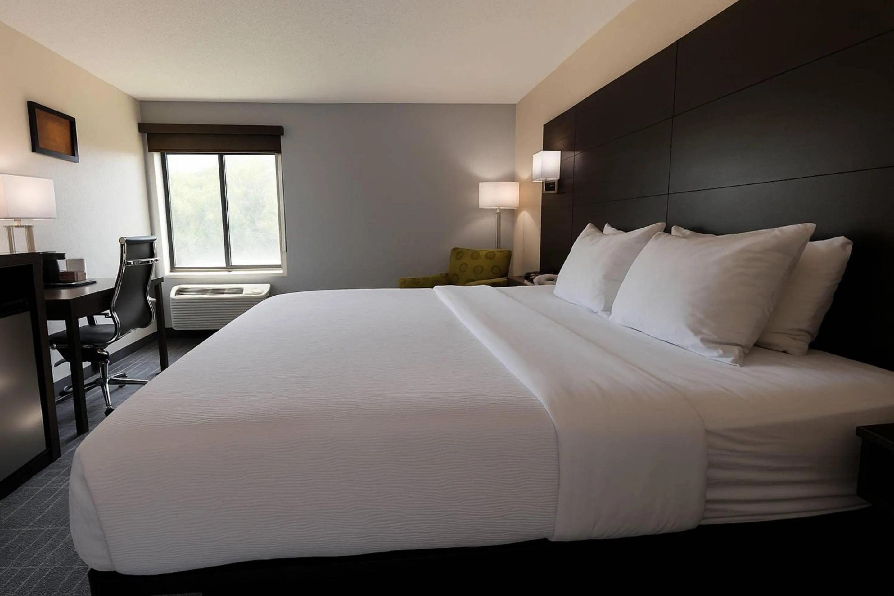 Bedroom, Bed in Quality Inn & Suites Circleville