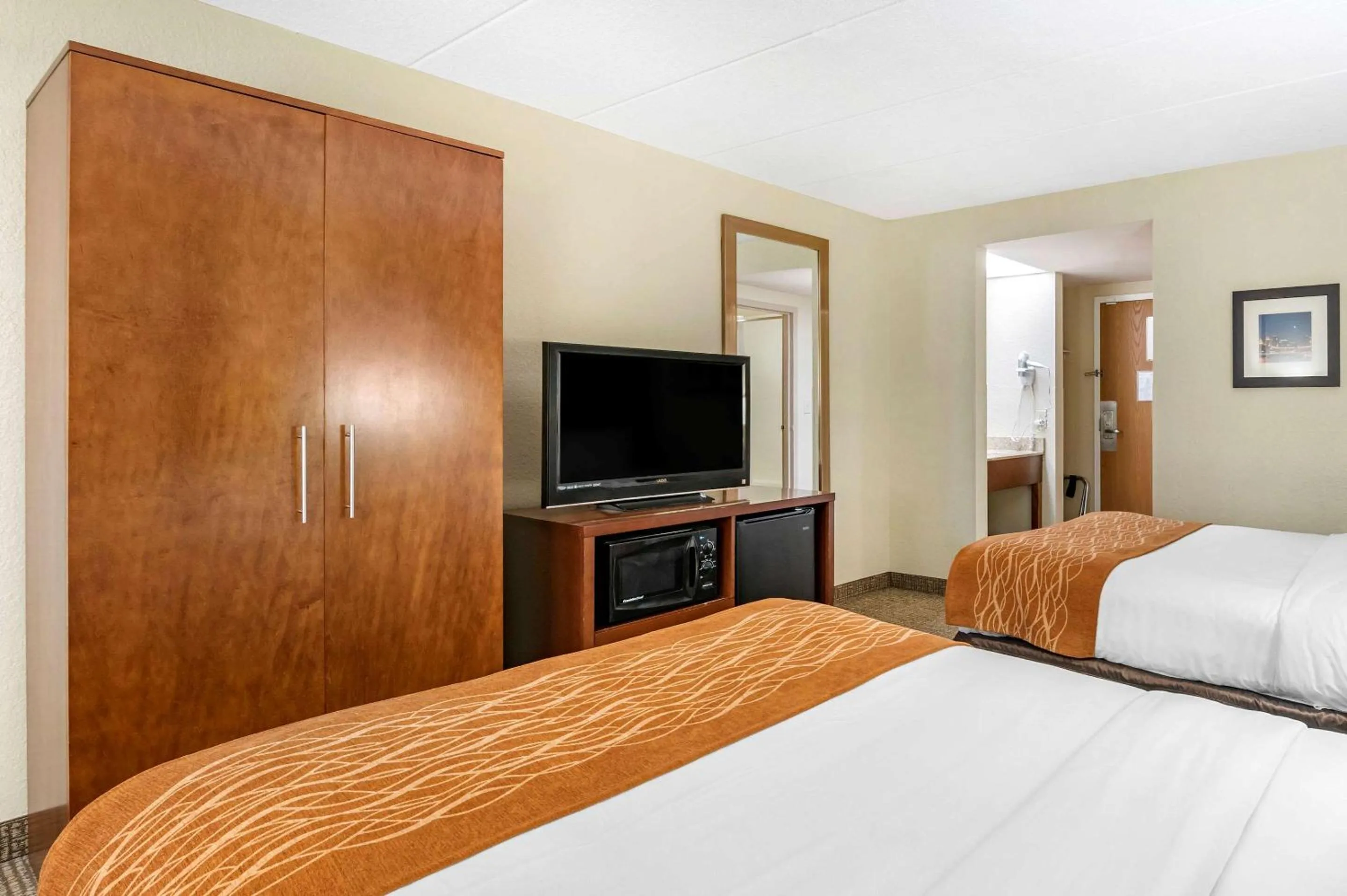 Photo of the whole room, Bed in Comfort Inn Cincinnati Northeast