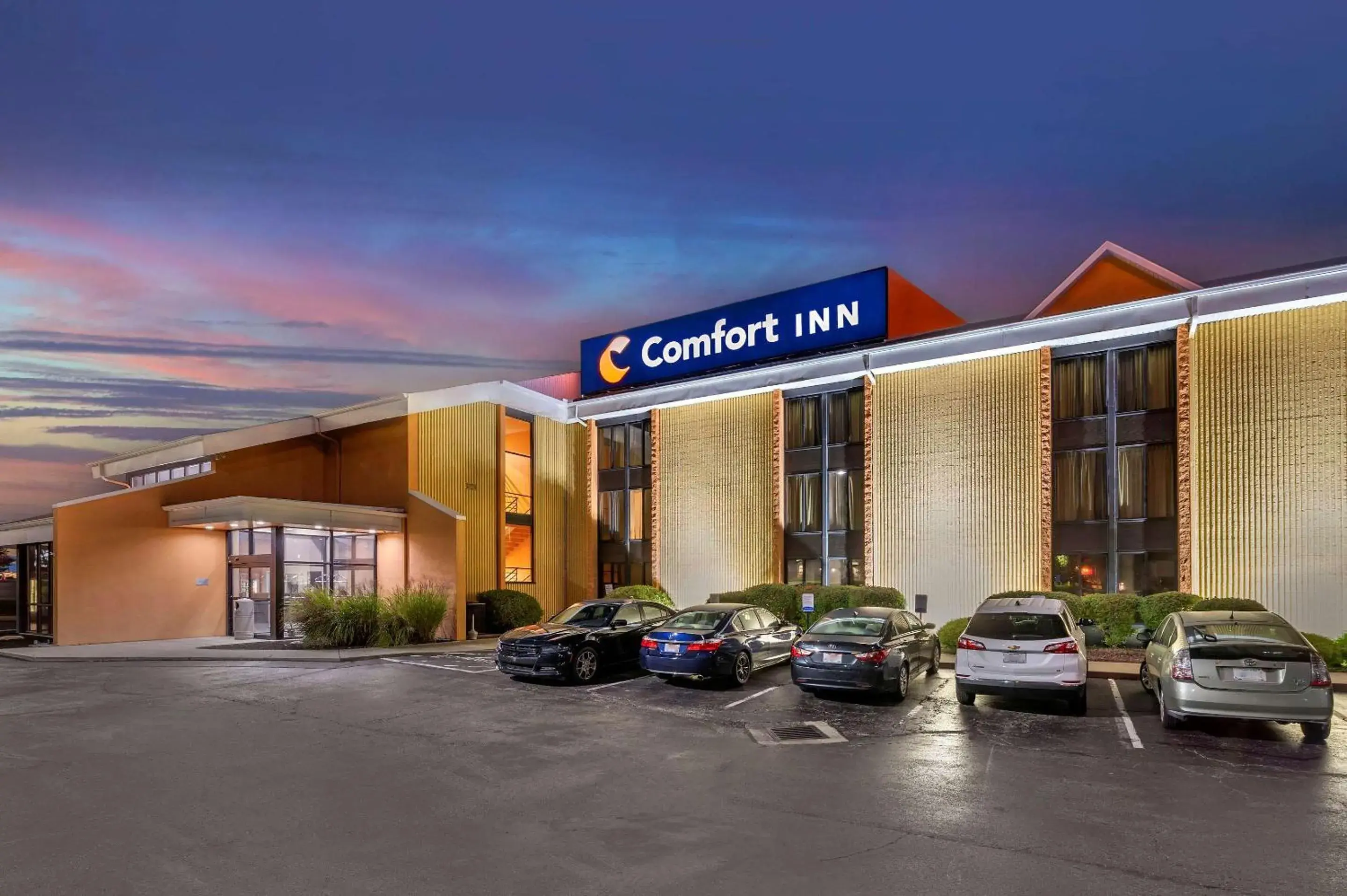 Property building in Comfort Inn Cincinnati Northeast Property building in Comfort Inn Cincinnati Northeast