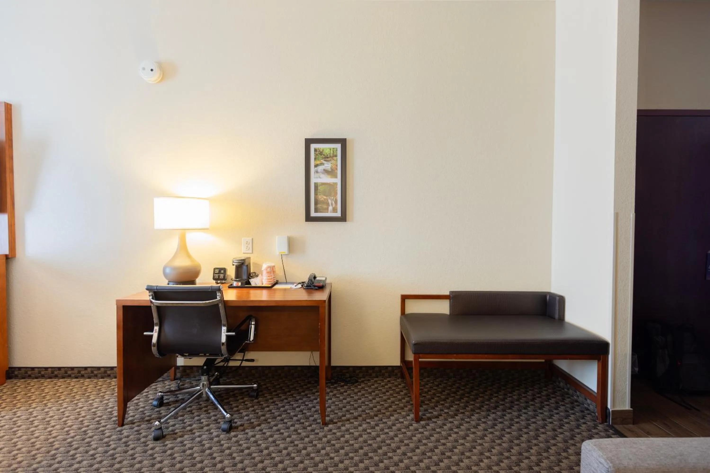 furniture in Comfort Suites Troy-I75