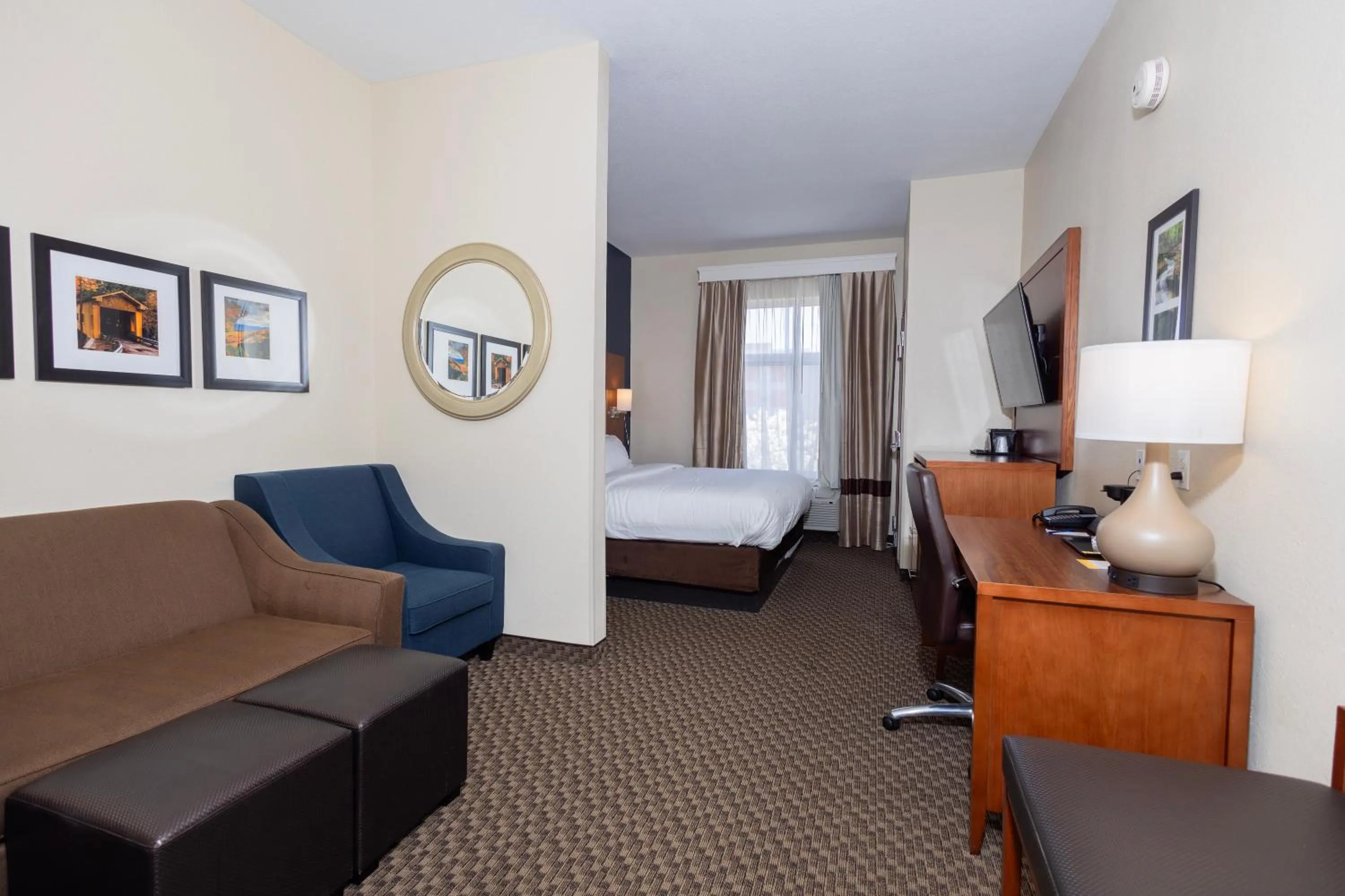Seating area, Bed in Comfort Suites Troy-I75