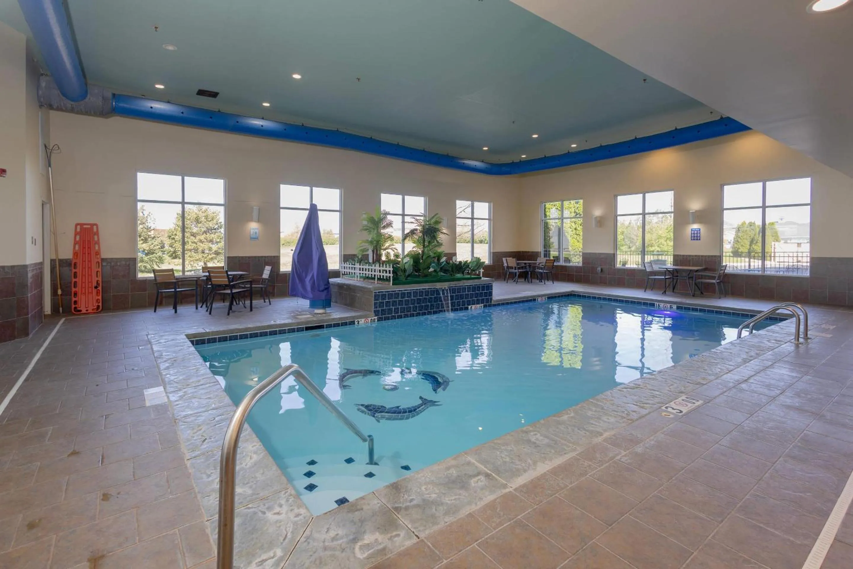 Swimming pool in Comfort Suites Troy-I75