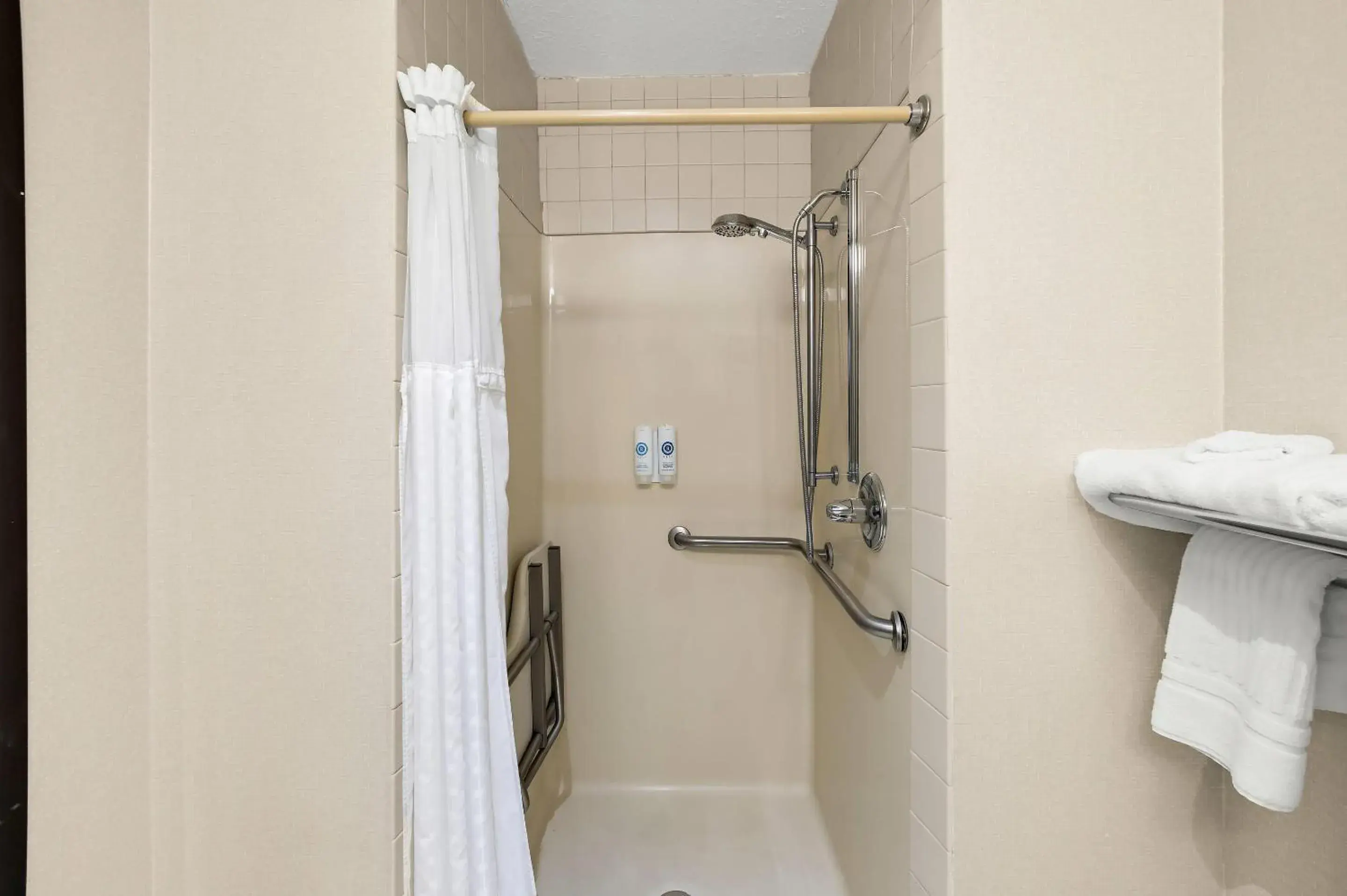 Bedroom in Comfort Inn Van Wert Bedroom in Comfort Inn Van Wert