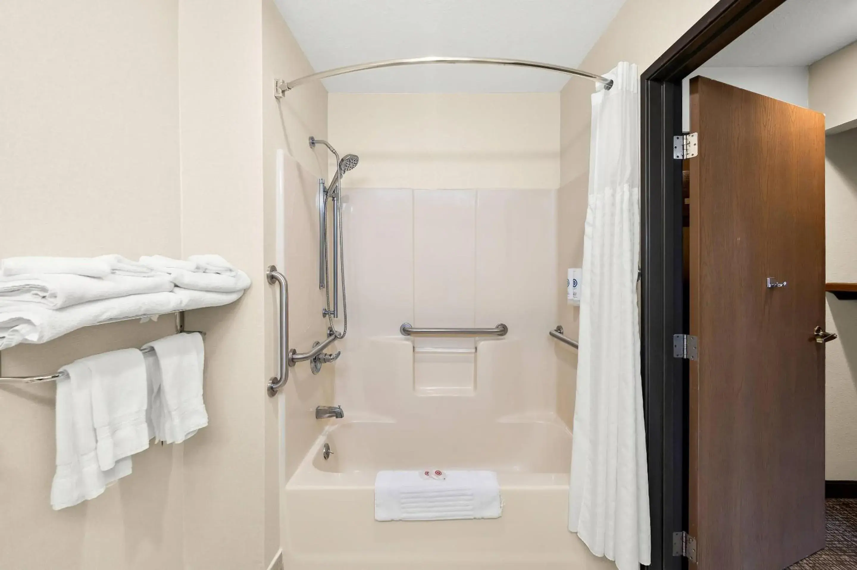 Bedroom in Comfort Inn Van Wert Bedroom in Comfort Inn Van Wert