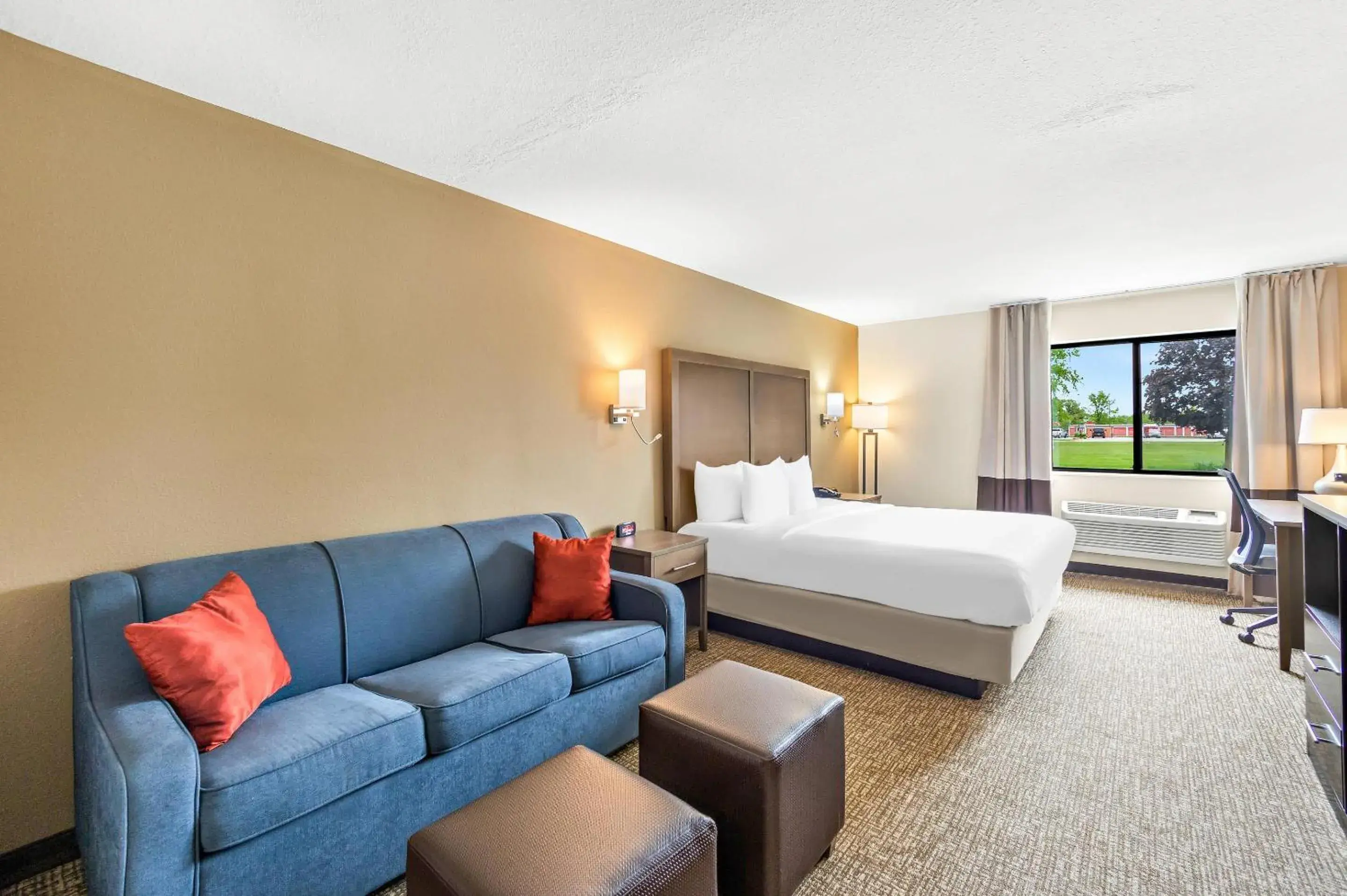 Bedroom, Bed in Comfort Inn Van Wert Bedroom, Bed in Comfort Inn Van Wert