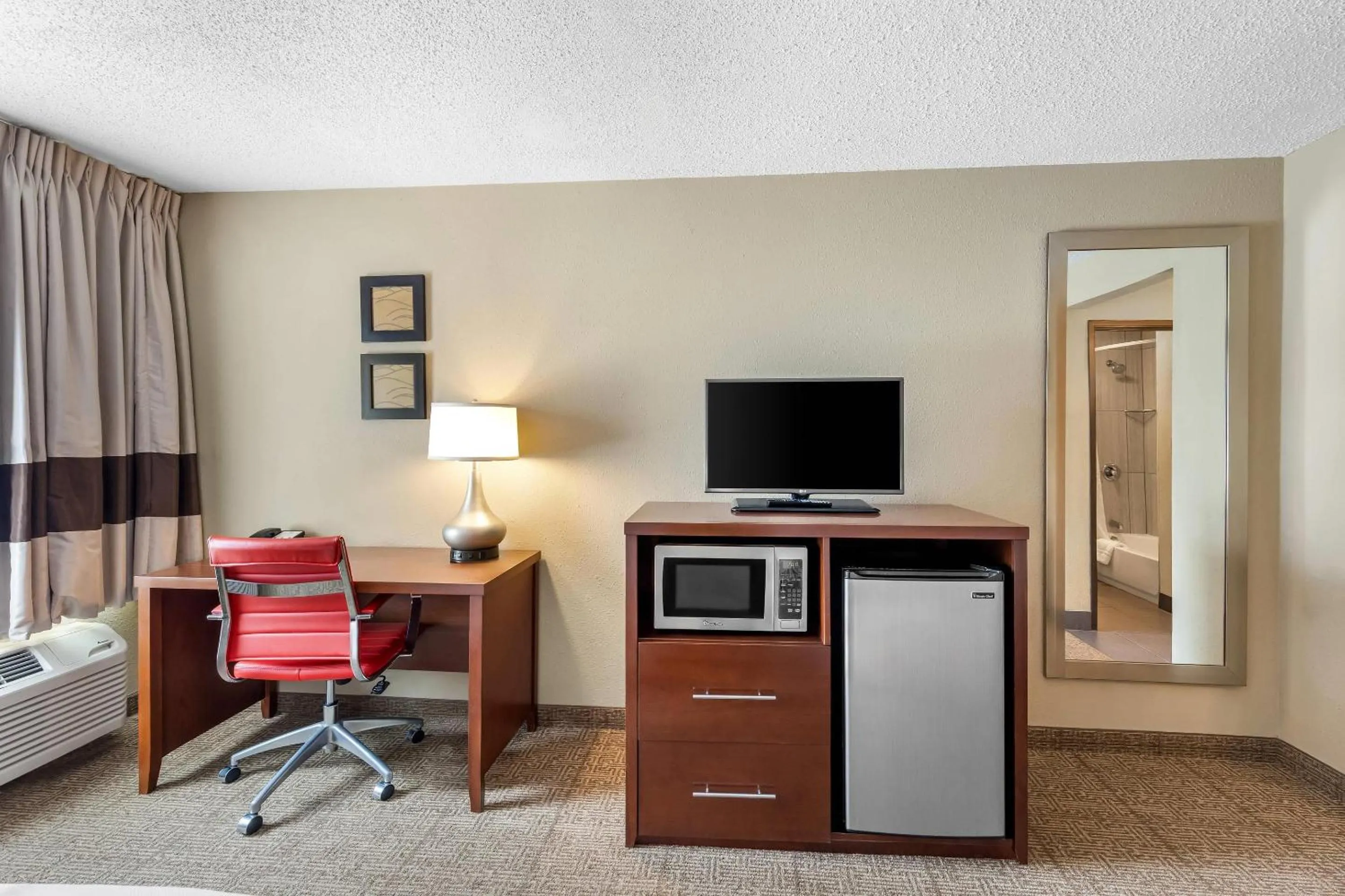 Bedroom in Comfort Inn Mayfield Heights Cleveland East