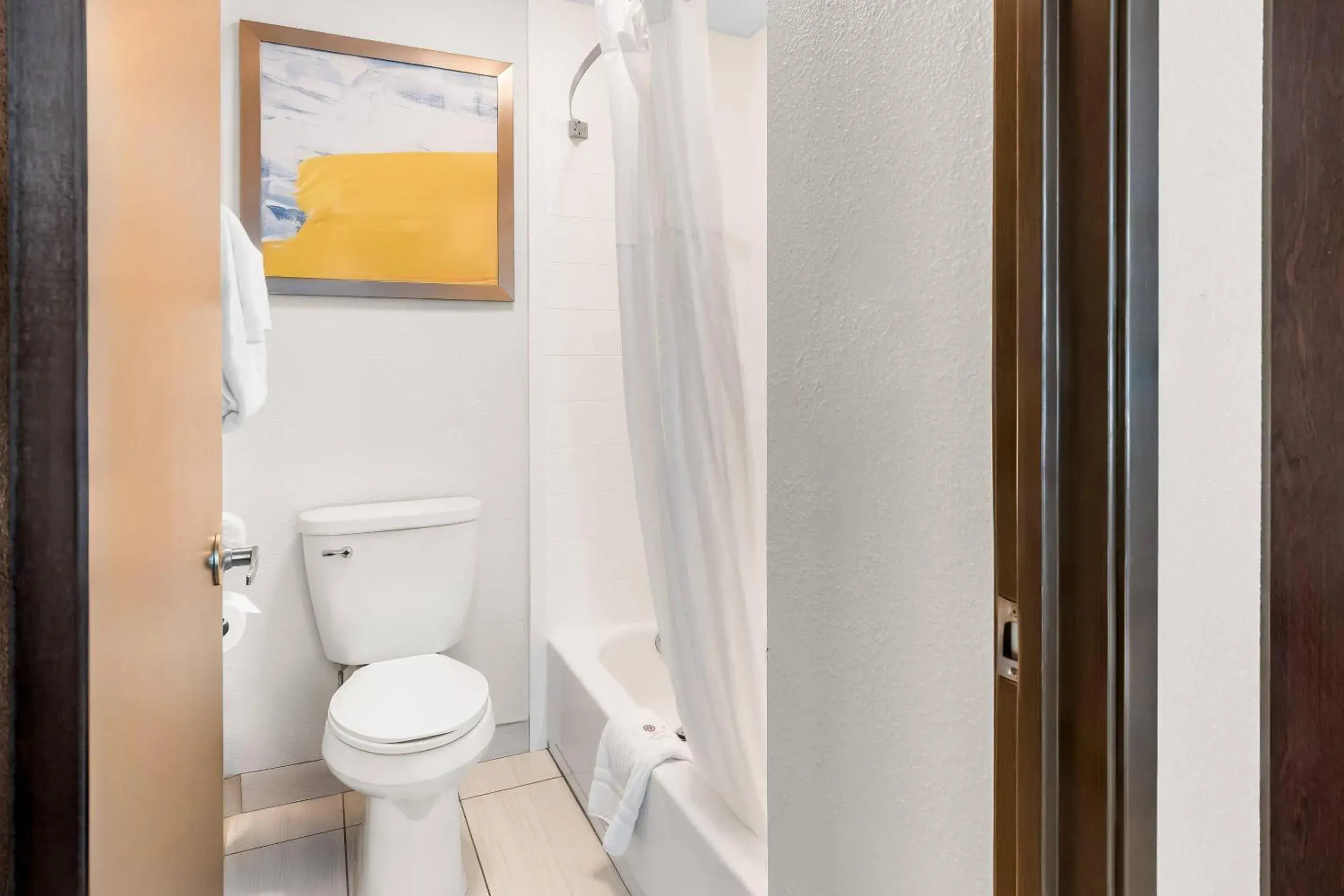 Bedroom in Comfort Inn Mayfield Heights Cleveland East Bedroom in Comfort Inn Mayfield Heights Cleveland East