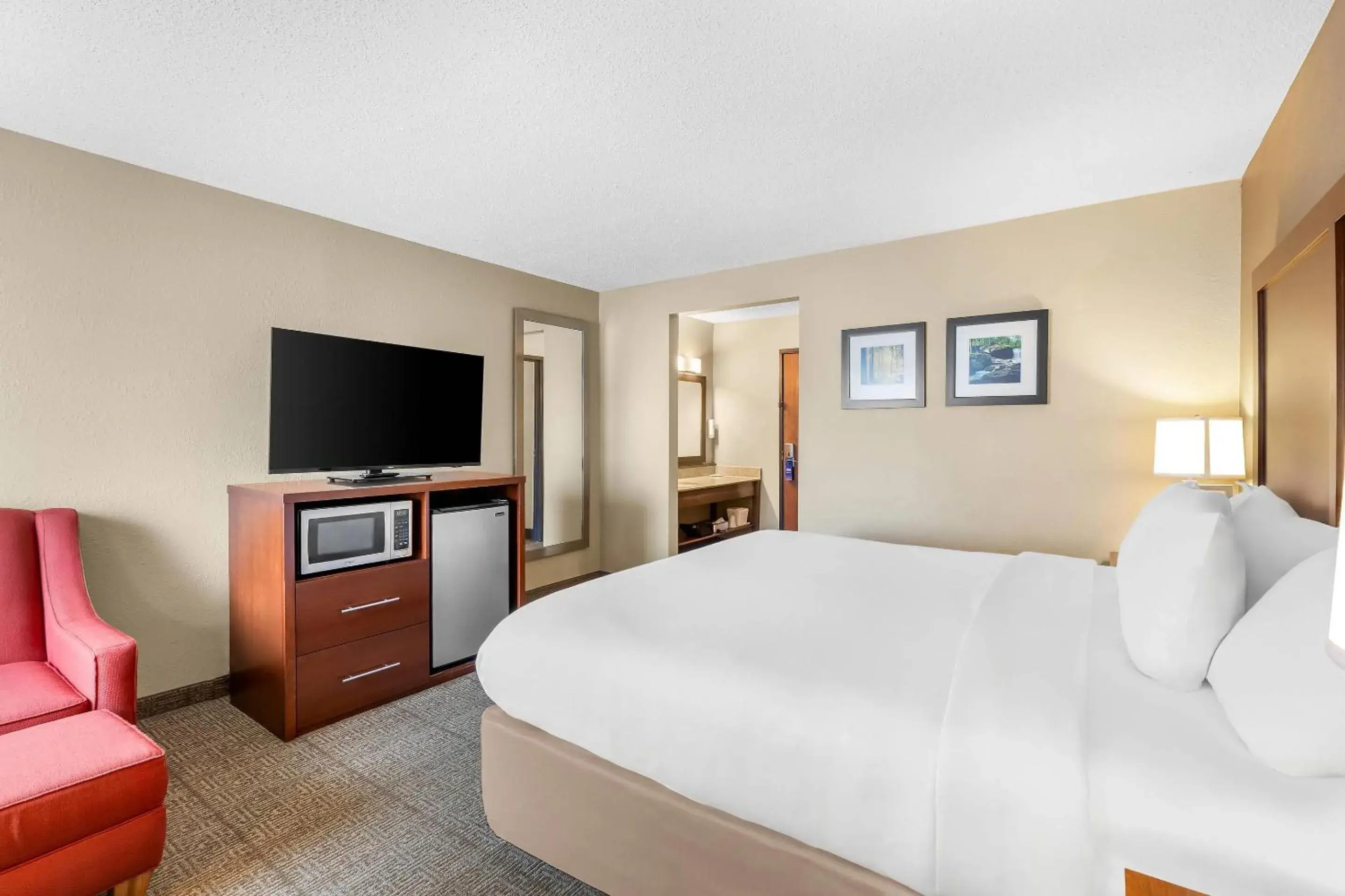 Bedroom, Bed in Comfort Inn Mayfield Heights Cleveland East Bedroom, Bed in Comfort Inn Mayfield Heights Cleveland East