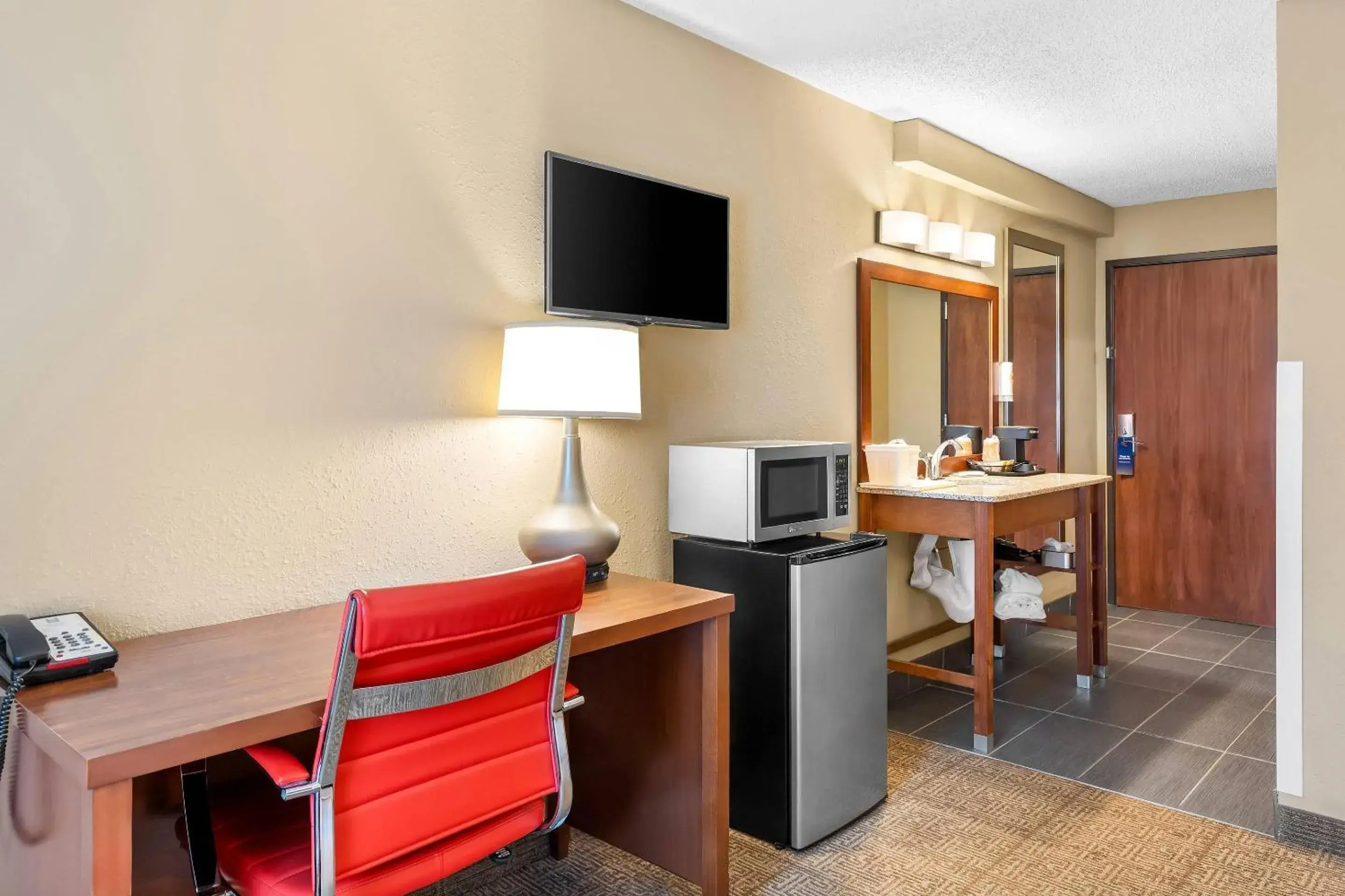 Bedroom in Comfort Inn Mayfield Heights Cleveland East Bedroom in Comfort Inn Mayfield Heights Cleveland East