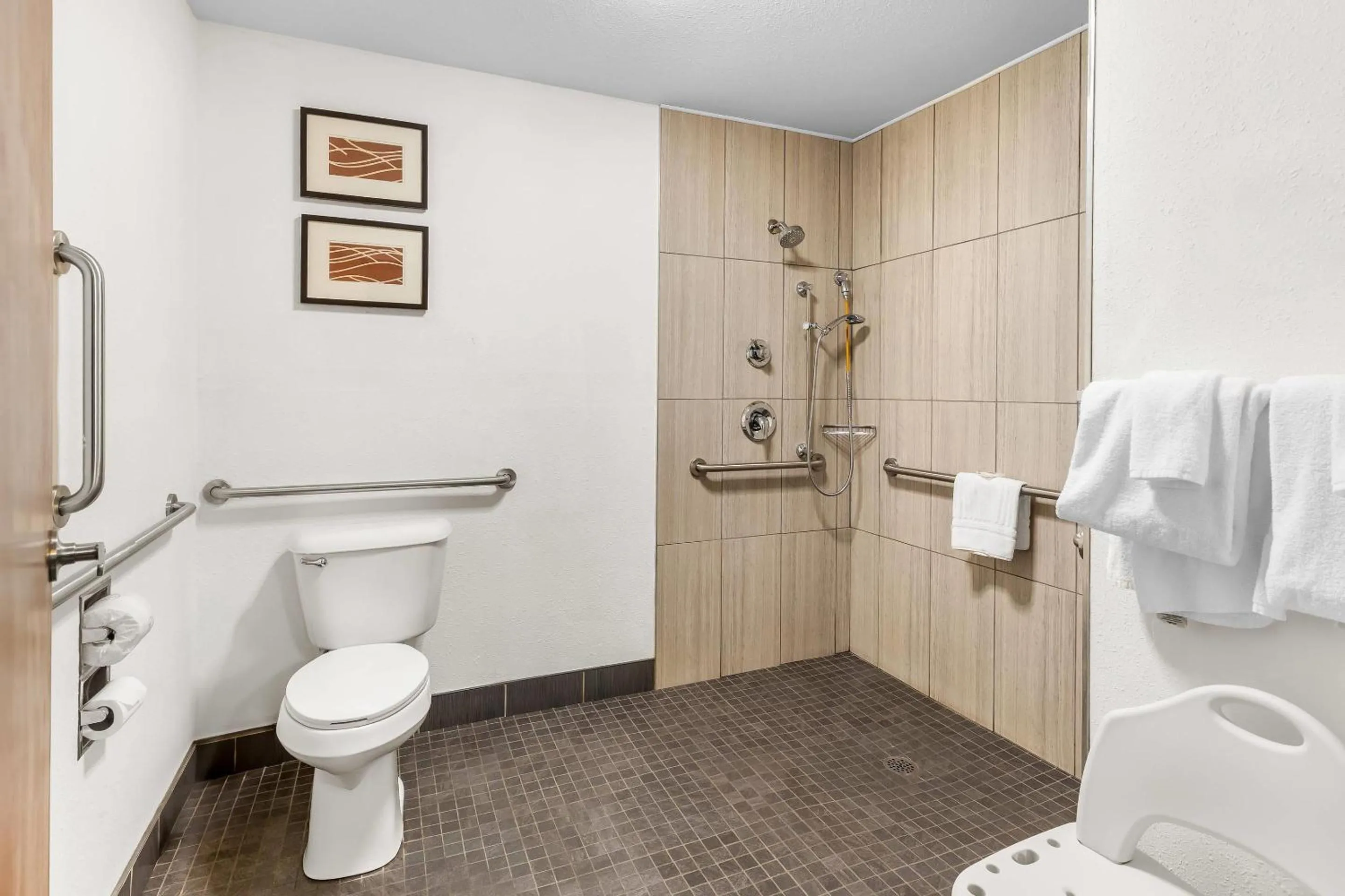 Bedroom in Comfort Inn Mayfield Heights Cleveland East