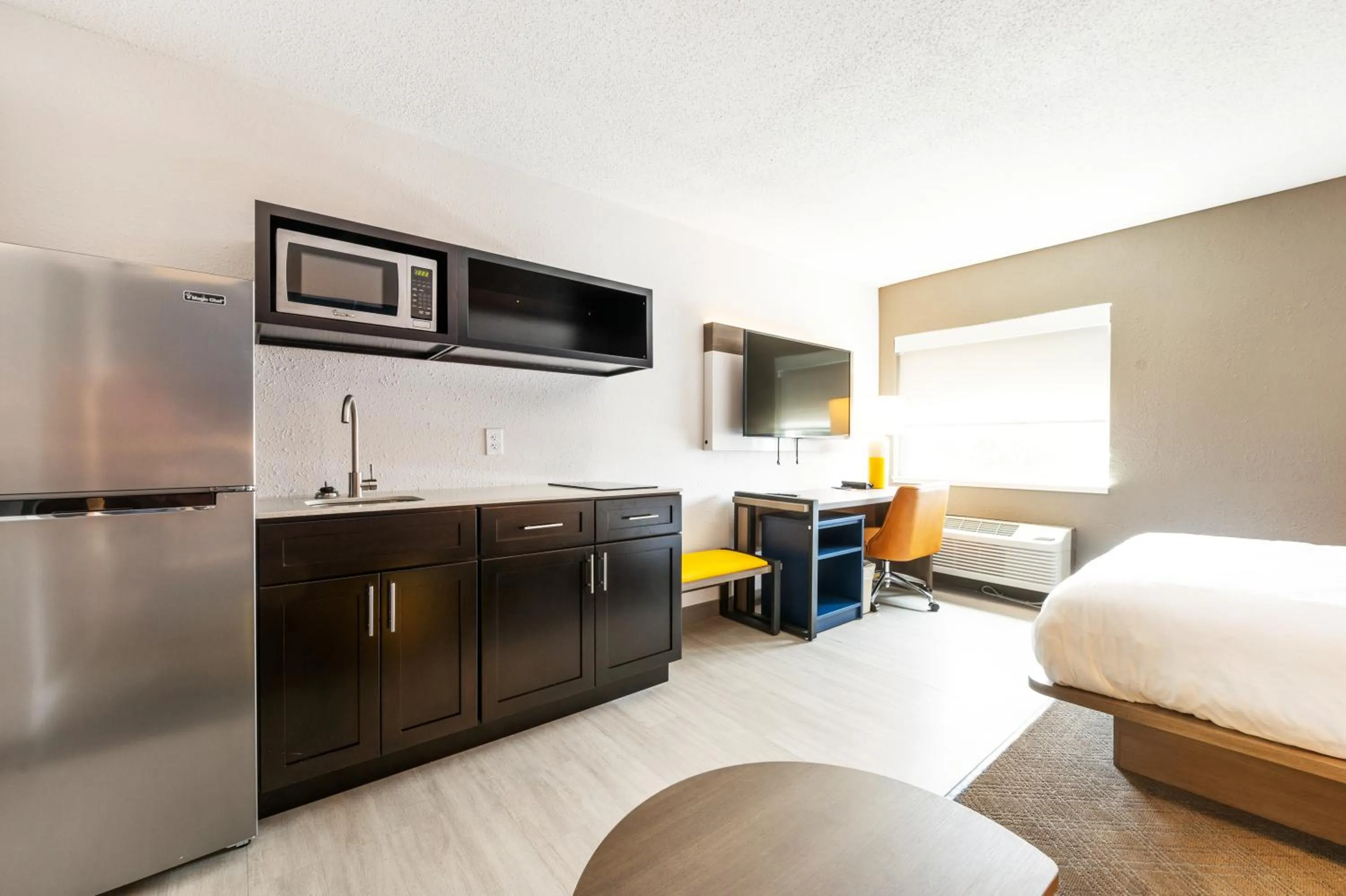 Kitchen or kitchenette, Bed in Comfort Inn Mayfield Heights Cleveland East