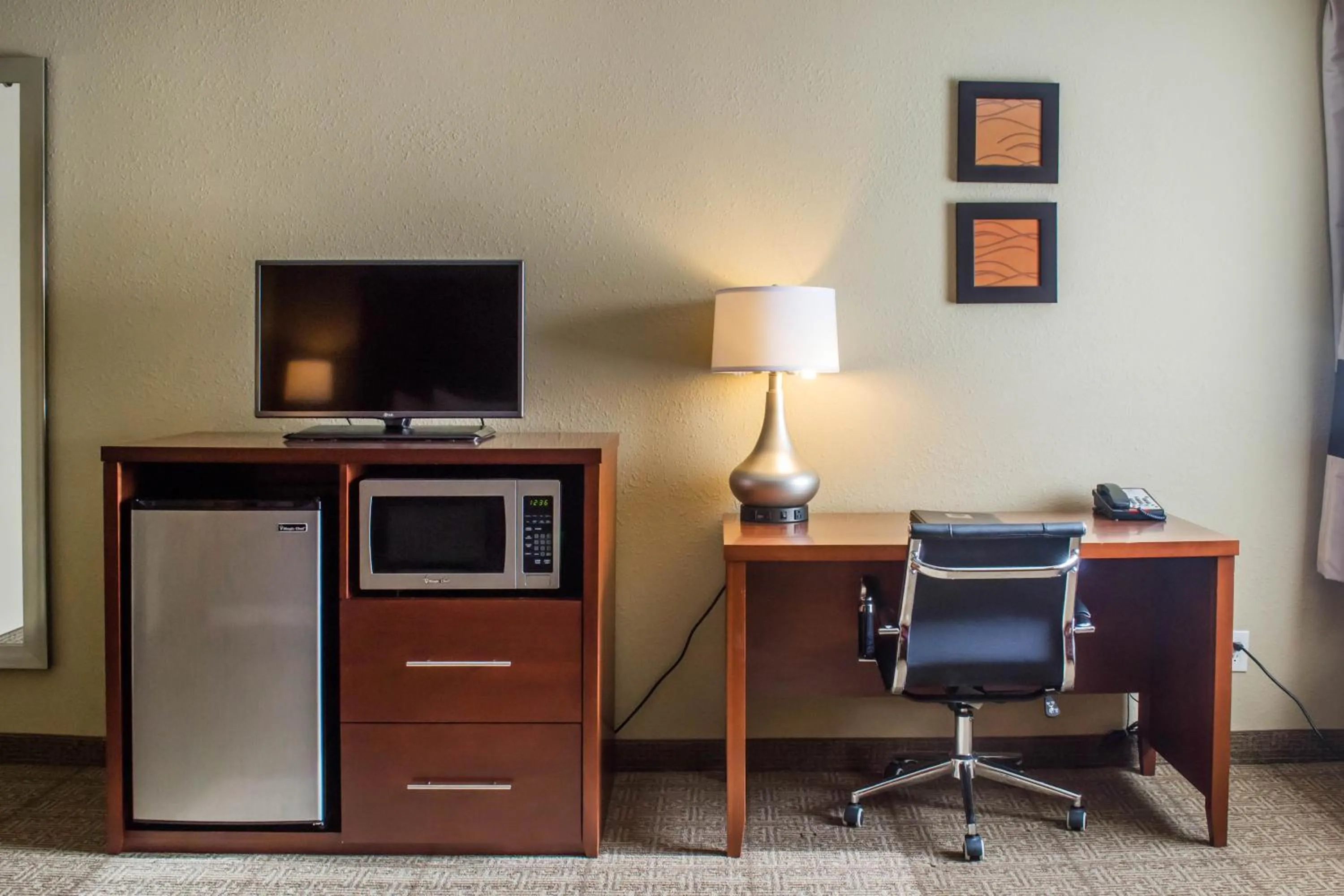 TV and multimedia in Comfort Inn Mayfield Heights Cleveland East