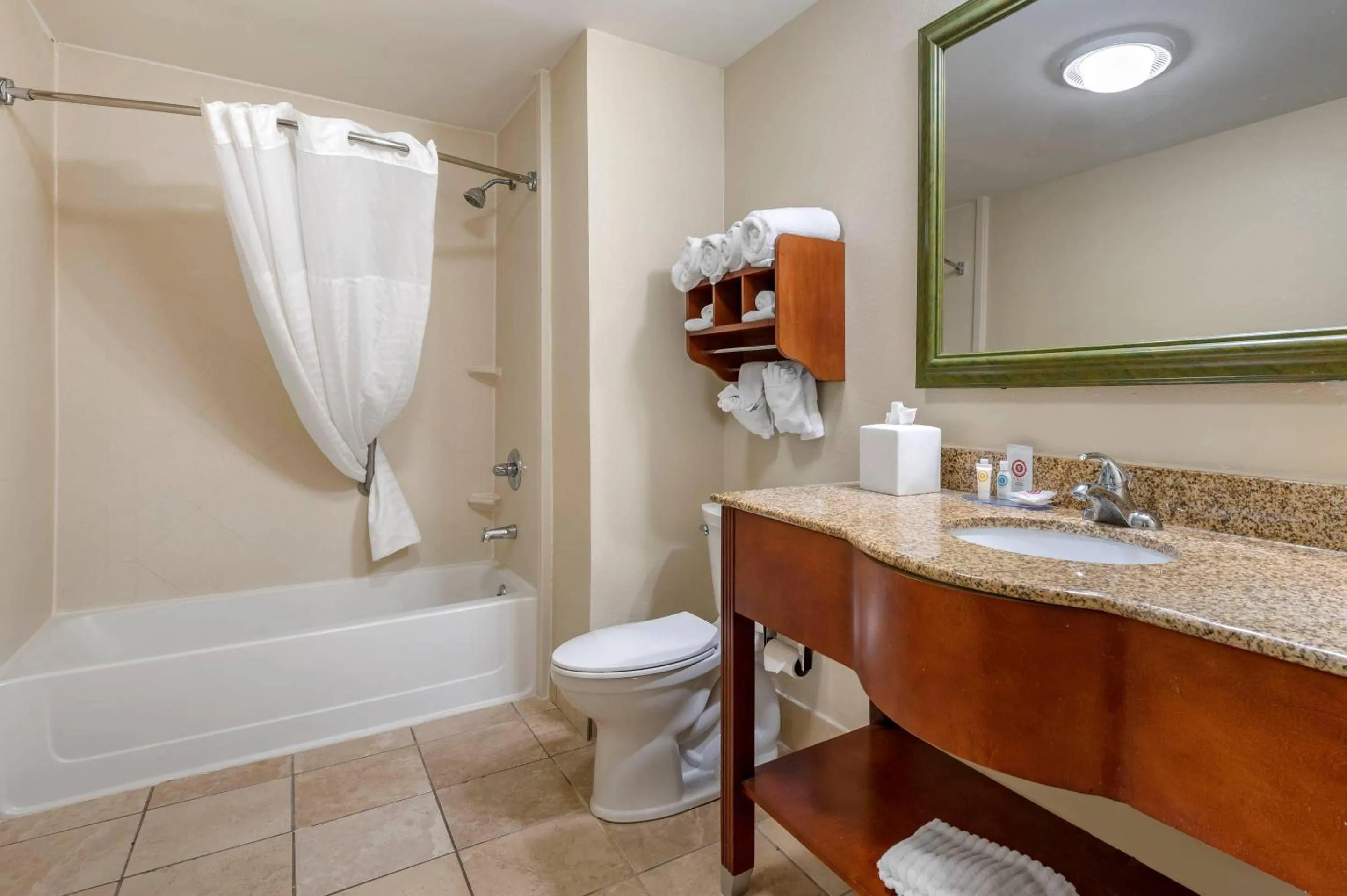 Bedroom in Comfort Inn Oxford - University Area