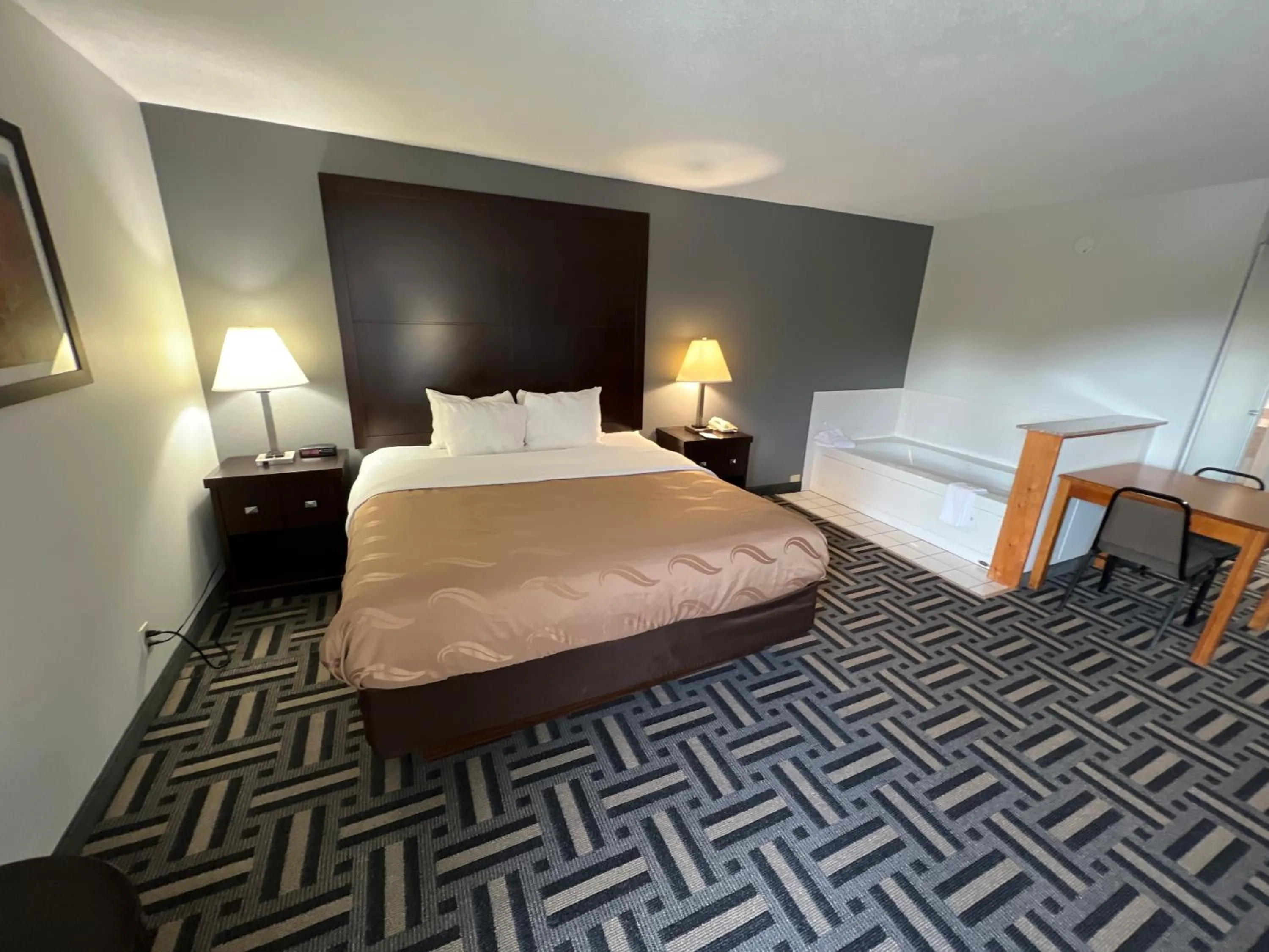 Hot Tub, Bed in Quality Inn & Suites Portsmouth