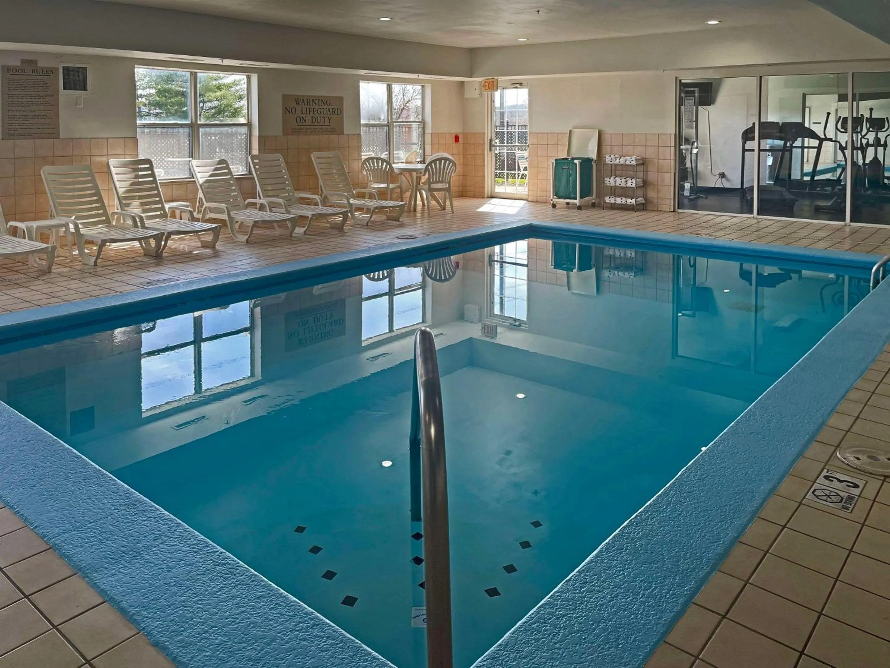 Swimming pool in Quality Inn & Suites Cincinnati Sharonville