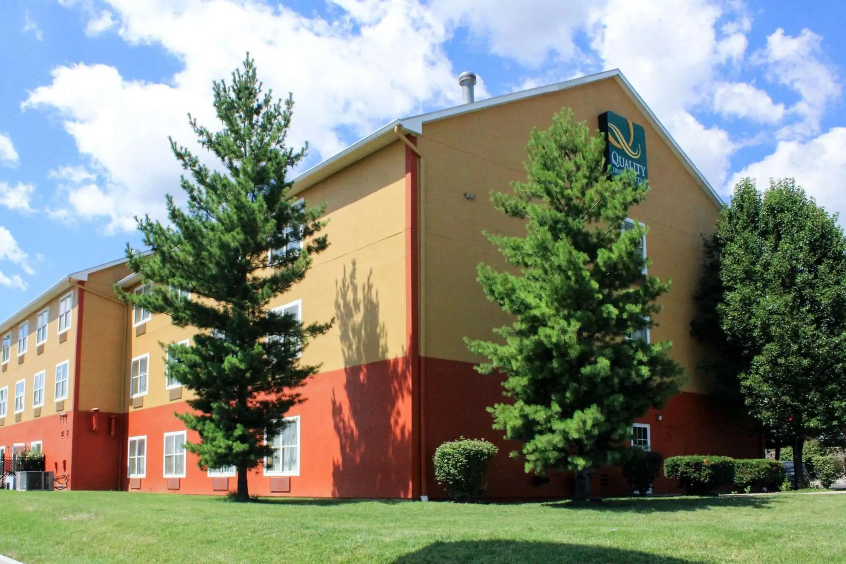 Property building in Quality Inn & Suites Cincinnati Sharonville Property building in Quality Inn & Suites Cincinnati Sharonville