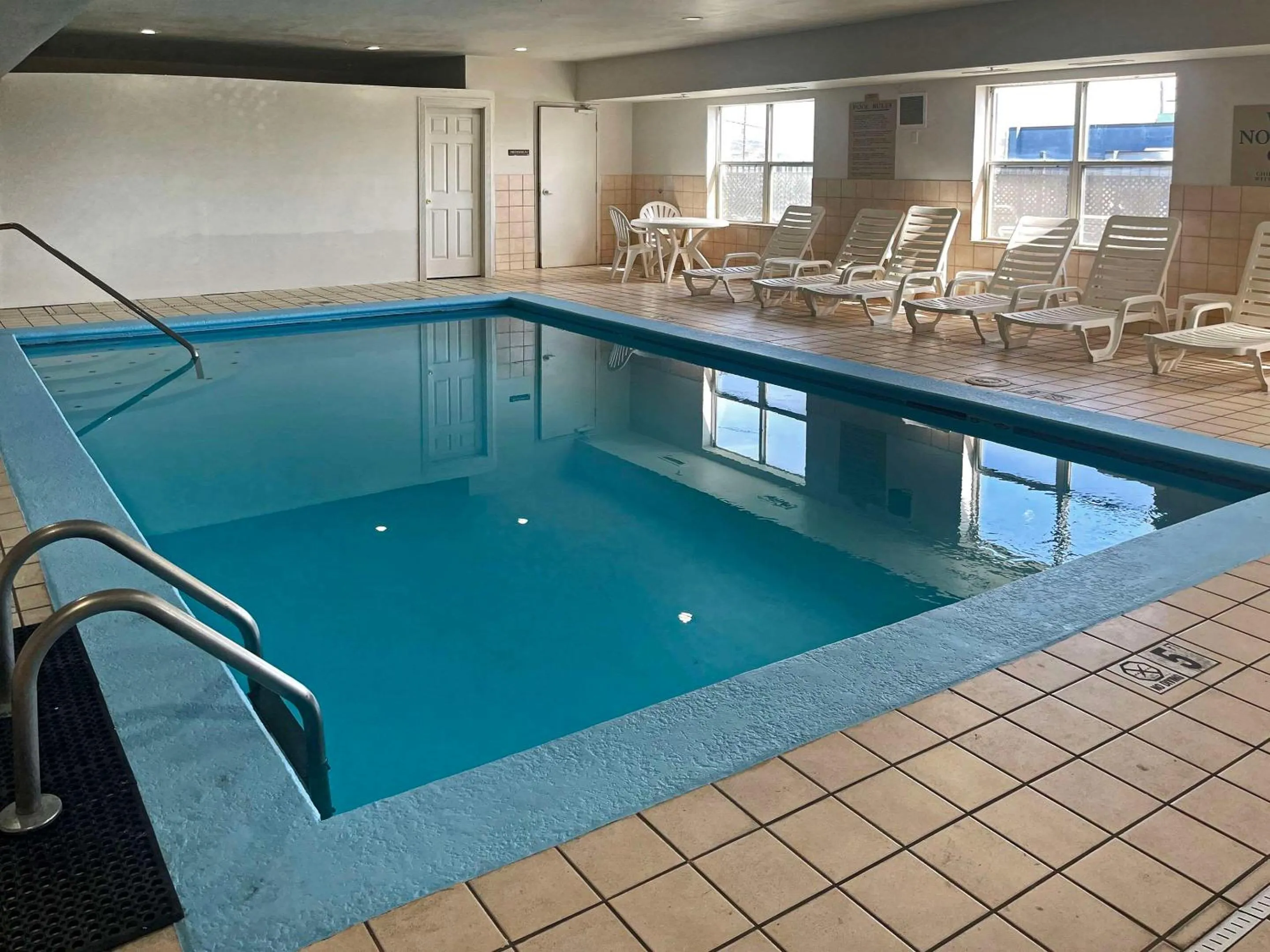 Swimming pool in Quality Inn & Suites Cincinnati Sharonville