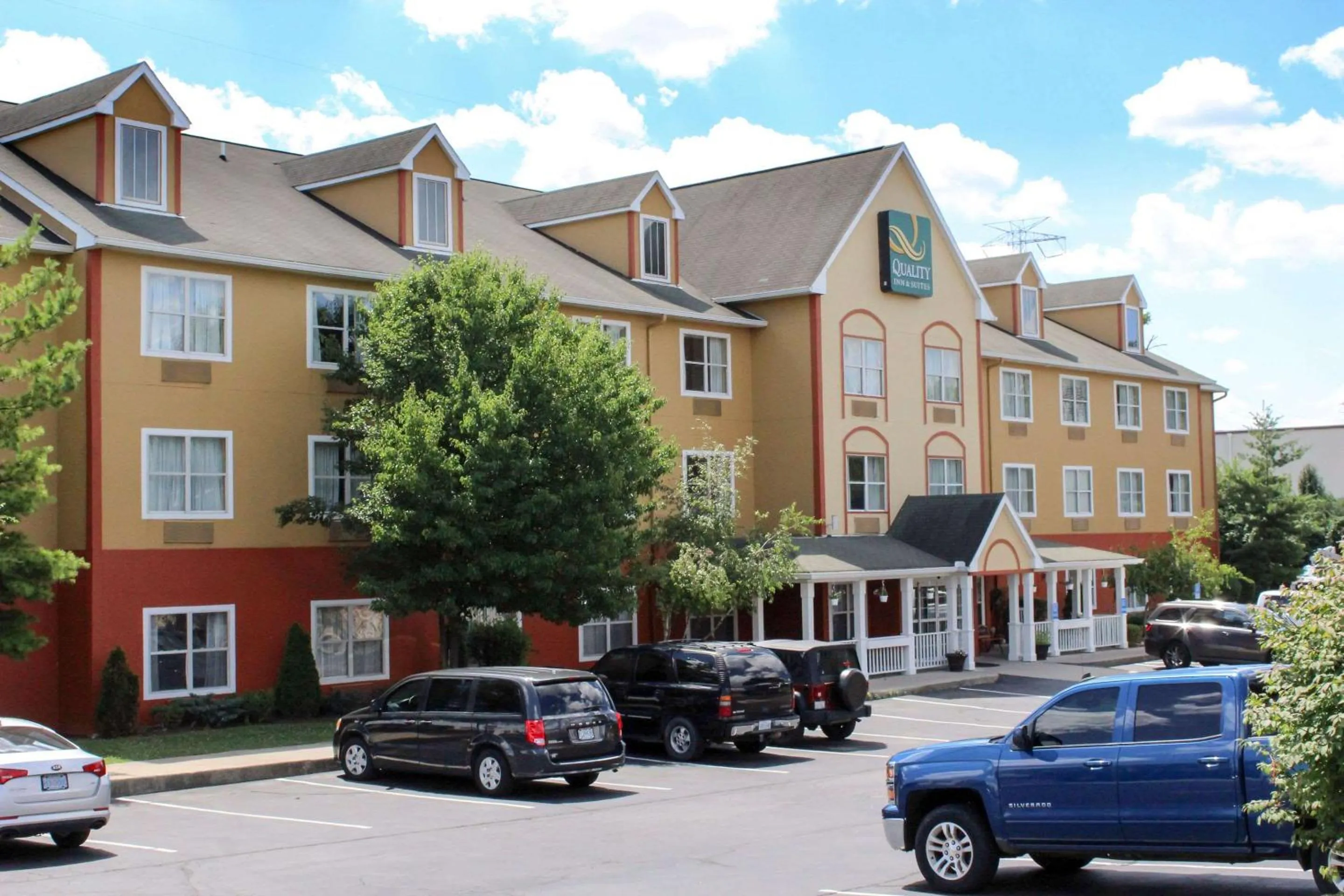 Property building in Quality Inn & Suites Cincinnati Sharonville