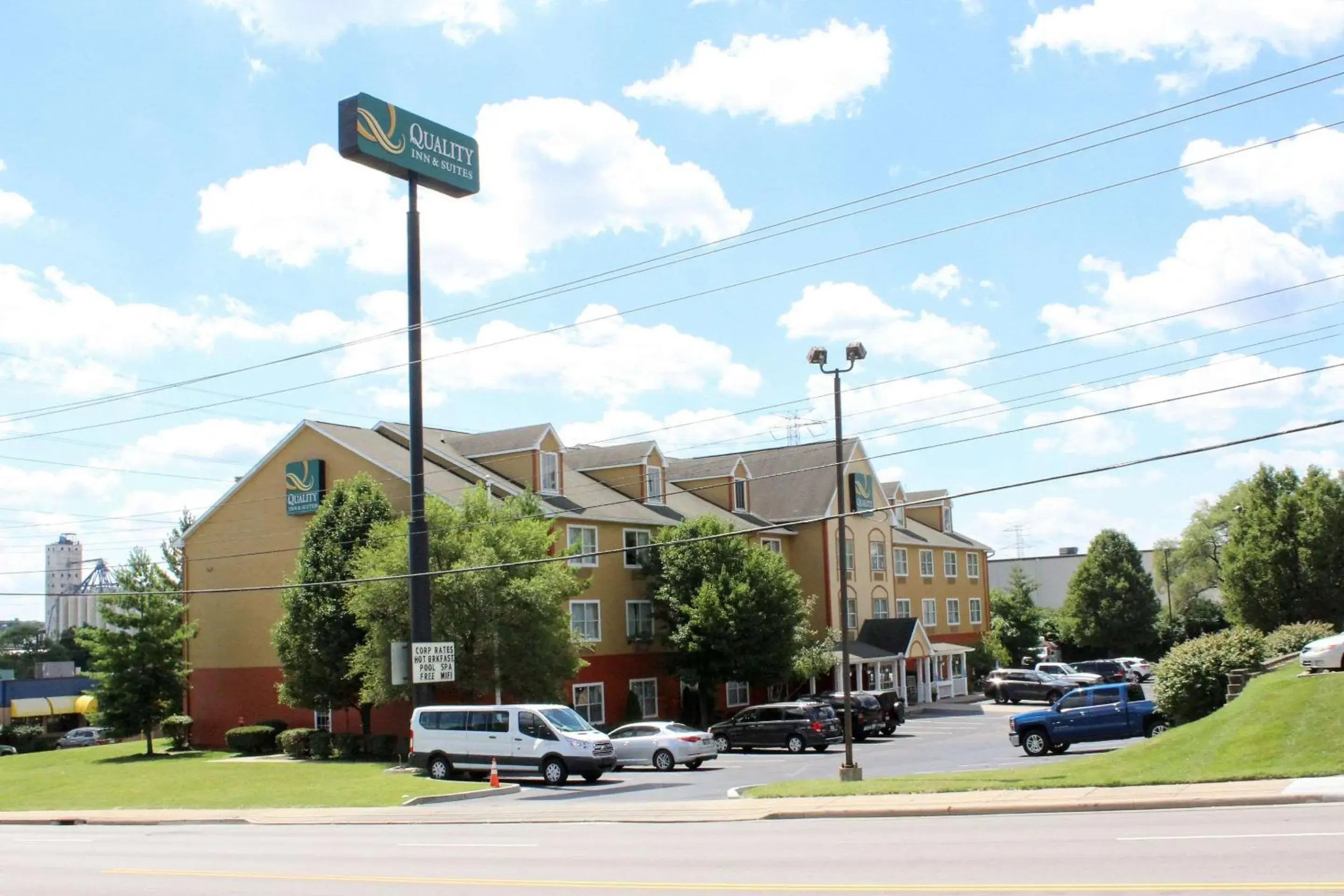 Property building in Quality Inn & Suites Cincinnati Sharonville Property building in Quality Inn & Suites Cincinnati Sharonville