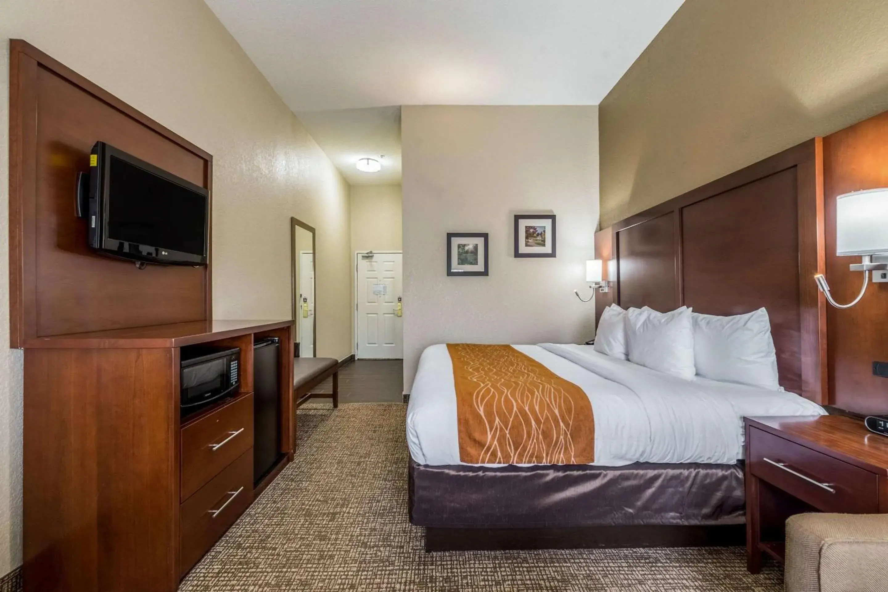 Photo of the whole room, Bed in Comfort Inn & Suites Dayton North Photo of the whole room, Bed in Comfort Inn & Suites Dayton North
