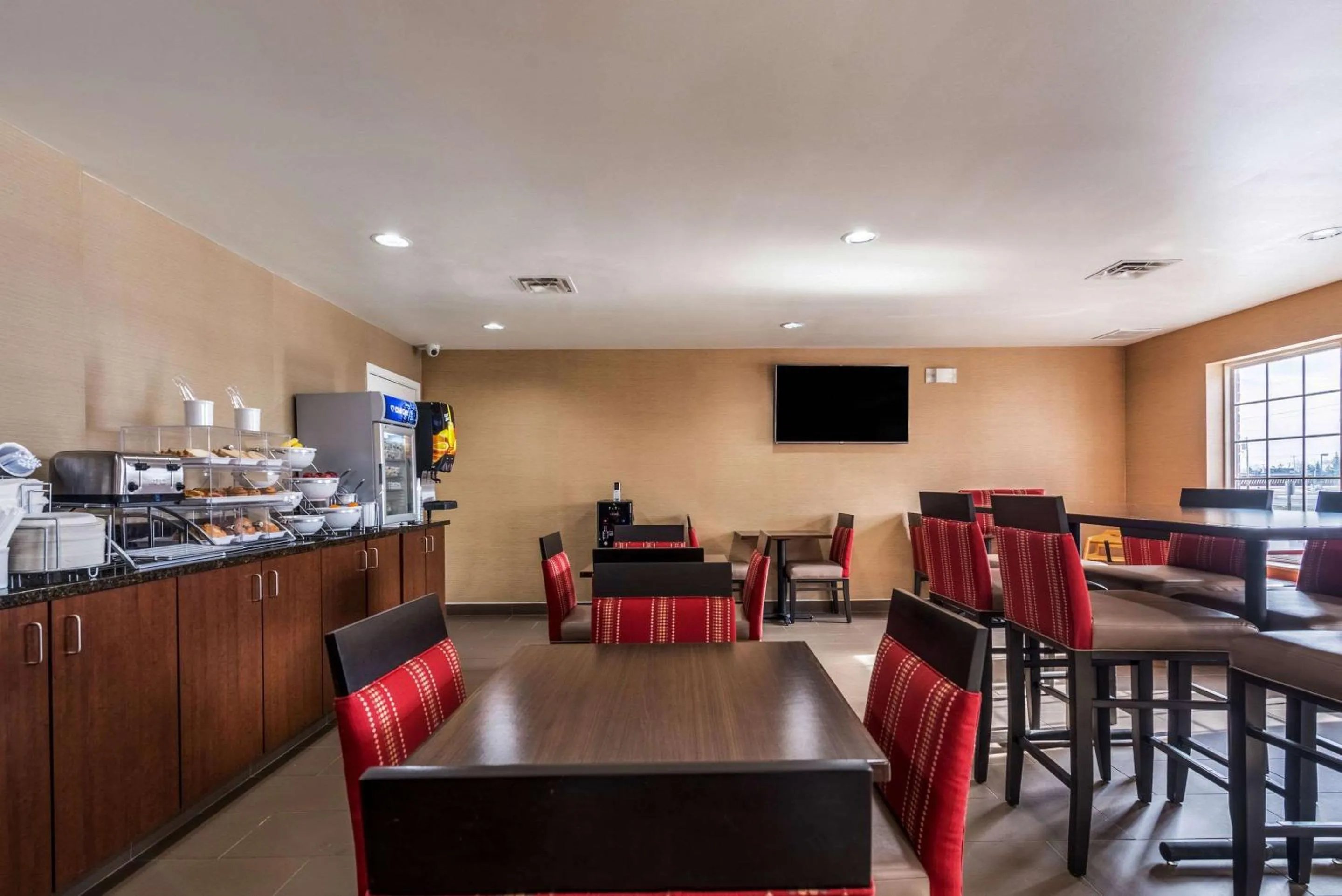 Restaurant/places to eat in Comfort Inn & Suites Dayton North