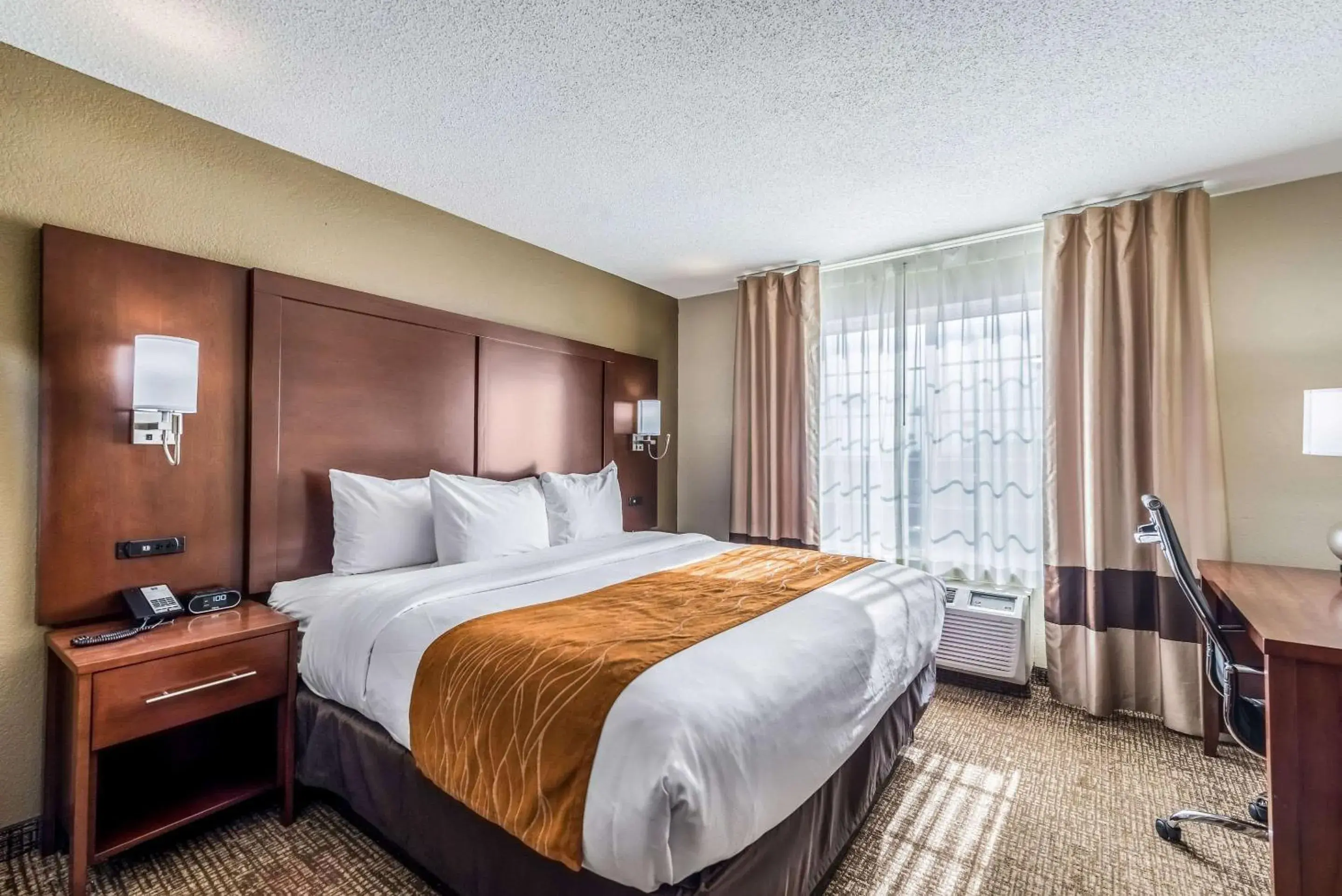 King Room with Sofa Bed - Non-Smoking in Comfort Inn & Suites Dayton North King Room with Sofa Bed - Non-Smoking in Comfort Inn & Suites Dayton North