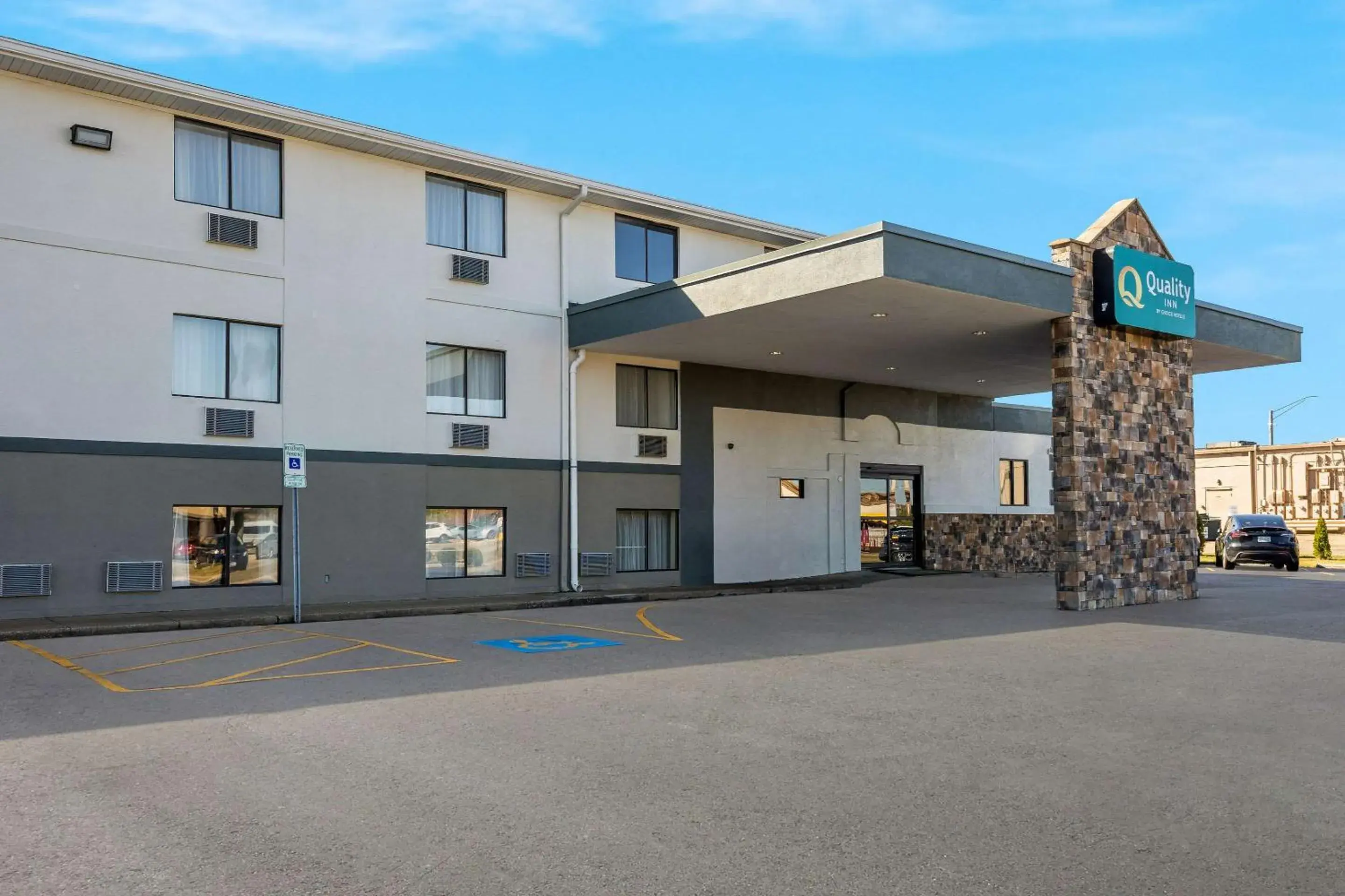 Property building in Quality Inn Hall of Fame Property building in Quality Inn Hall of Fame