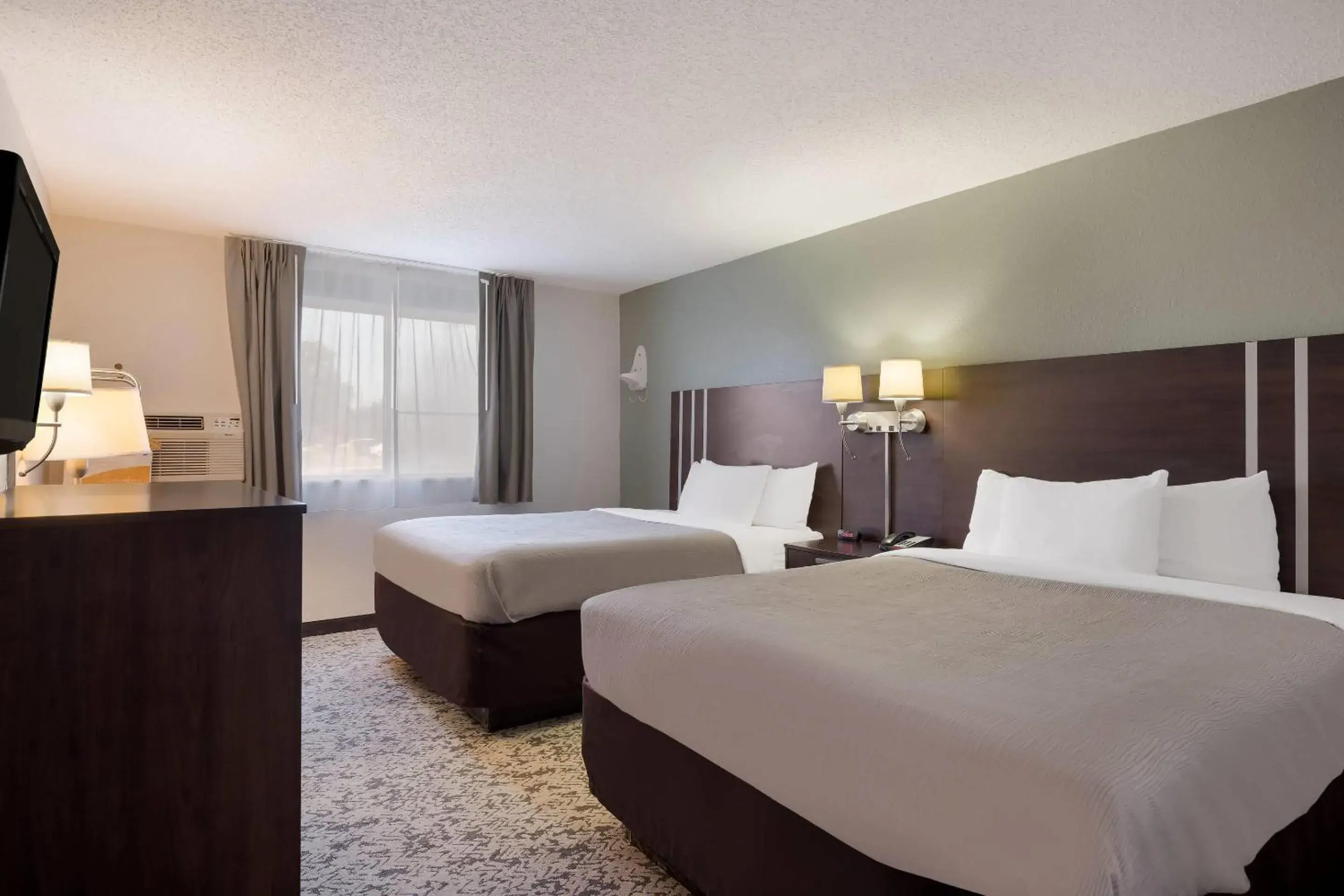 Bedroom, Bed in Quality Inn Hall of Fame Bedroom, Bed in Quality Inn Hall of Fame