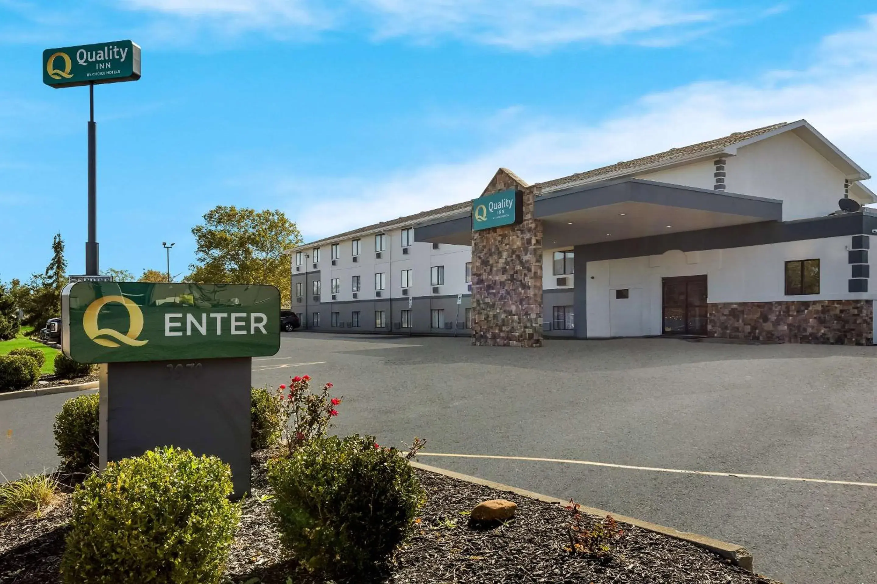 Property building in Quality Inn Hall of Fame Property building in Quality Inn Hall of Fame