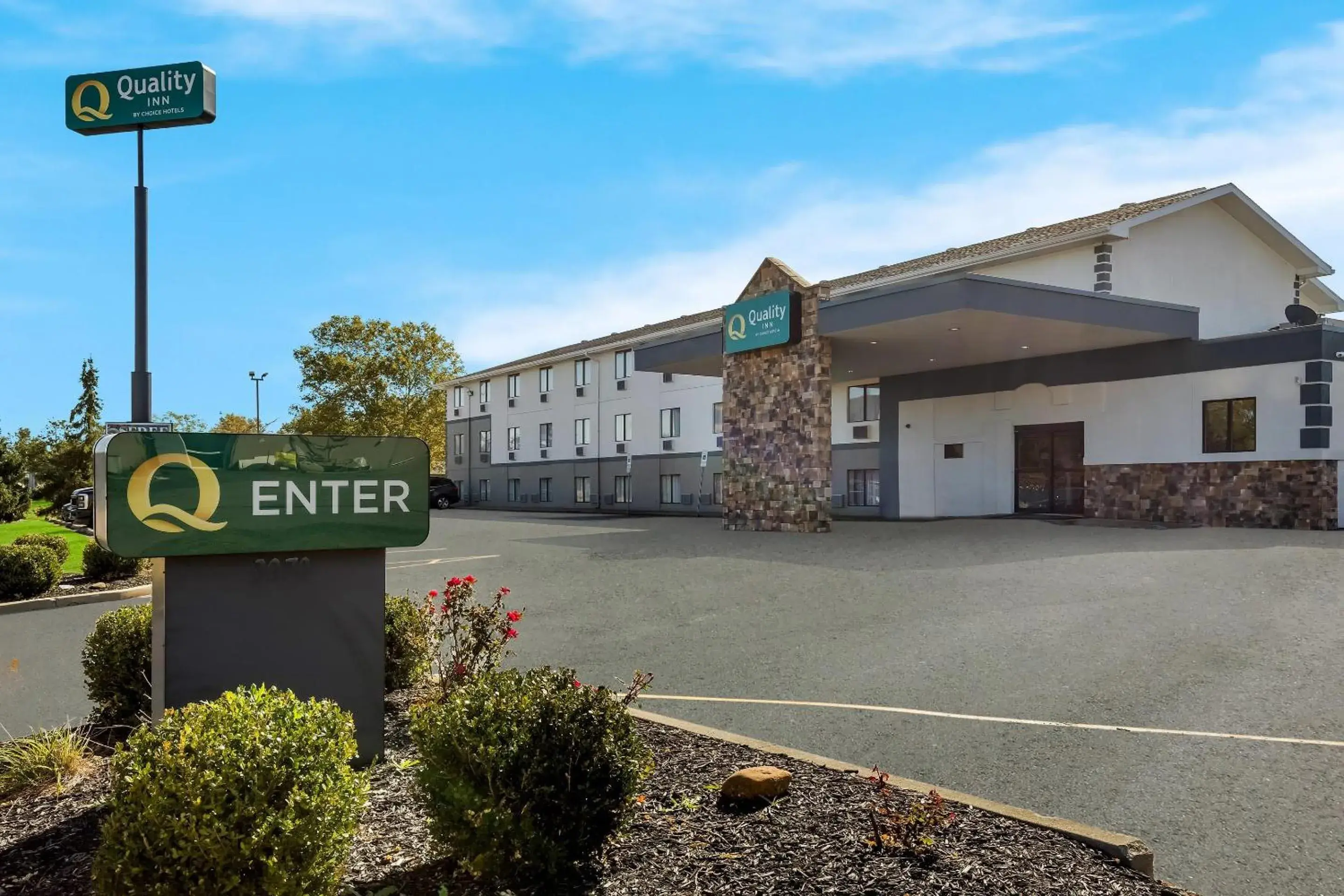 Property building in Quality Inn Hall of Fame Property building in Quality Inn Hall of Fame