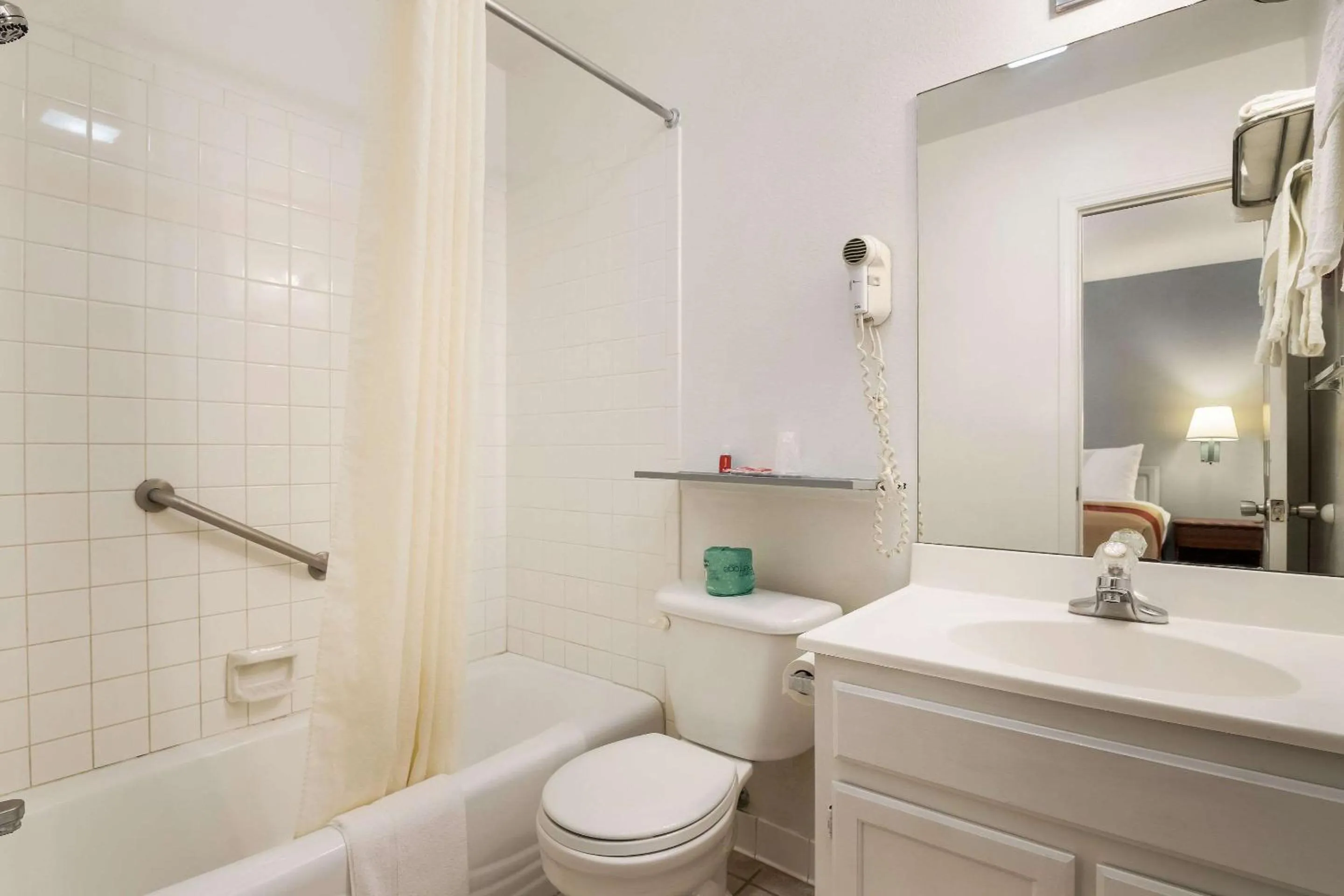 Bedroom in Econo Lodge Bartlesville Hwy 75