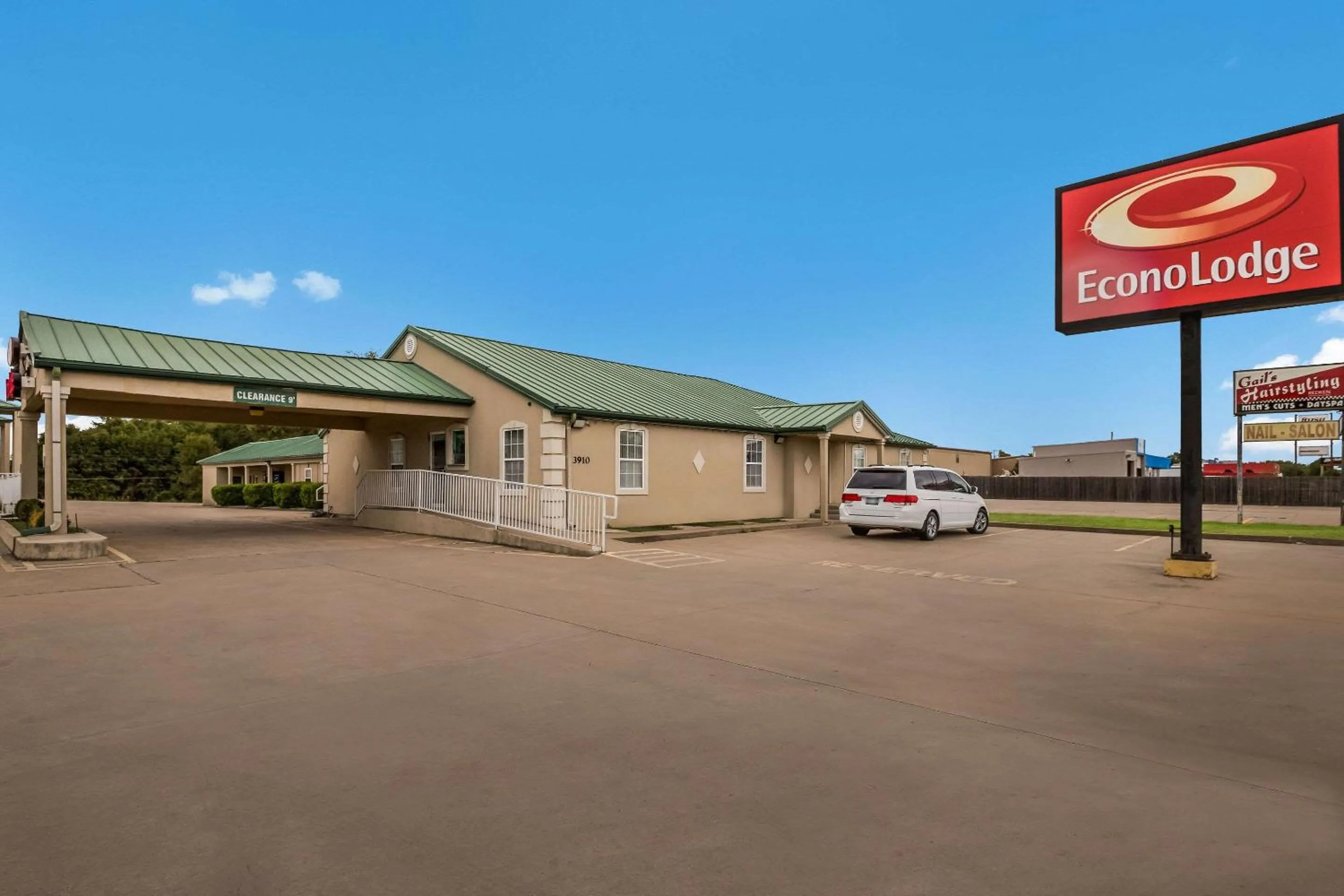 Property building in Econo Lodge Bartlesville Hwy 75