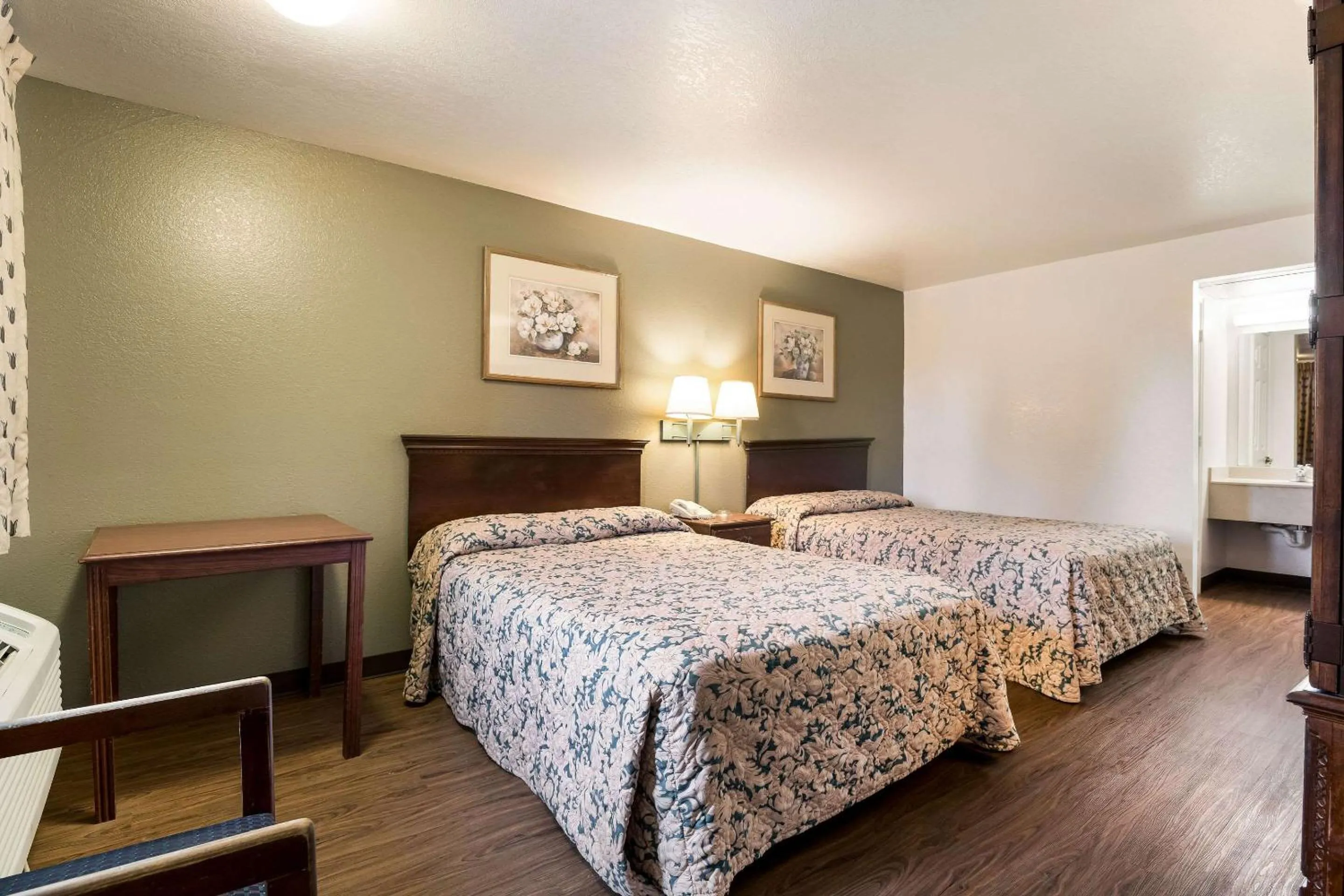 Bedroom, Bed in Econo Lodge Bartlesville Hwy 75