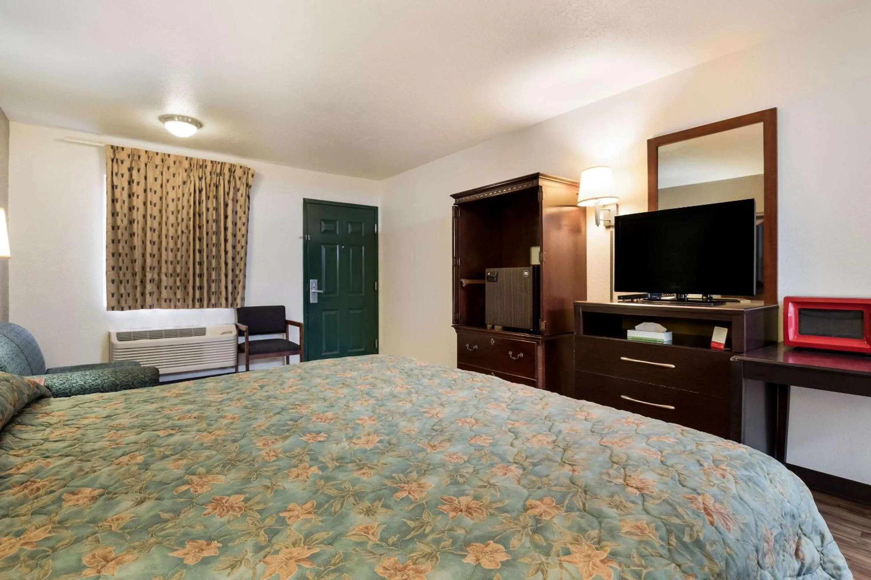 Bedroom, Bed in Econo Lodge Bartlesville Hwy 75