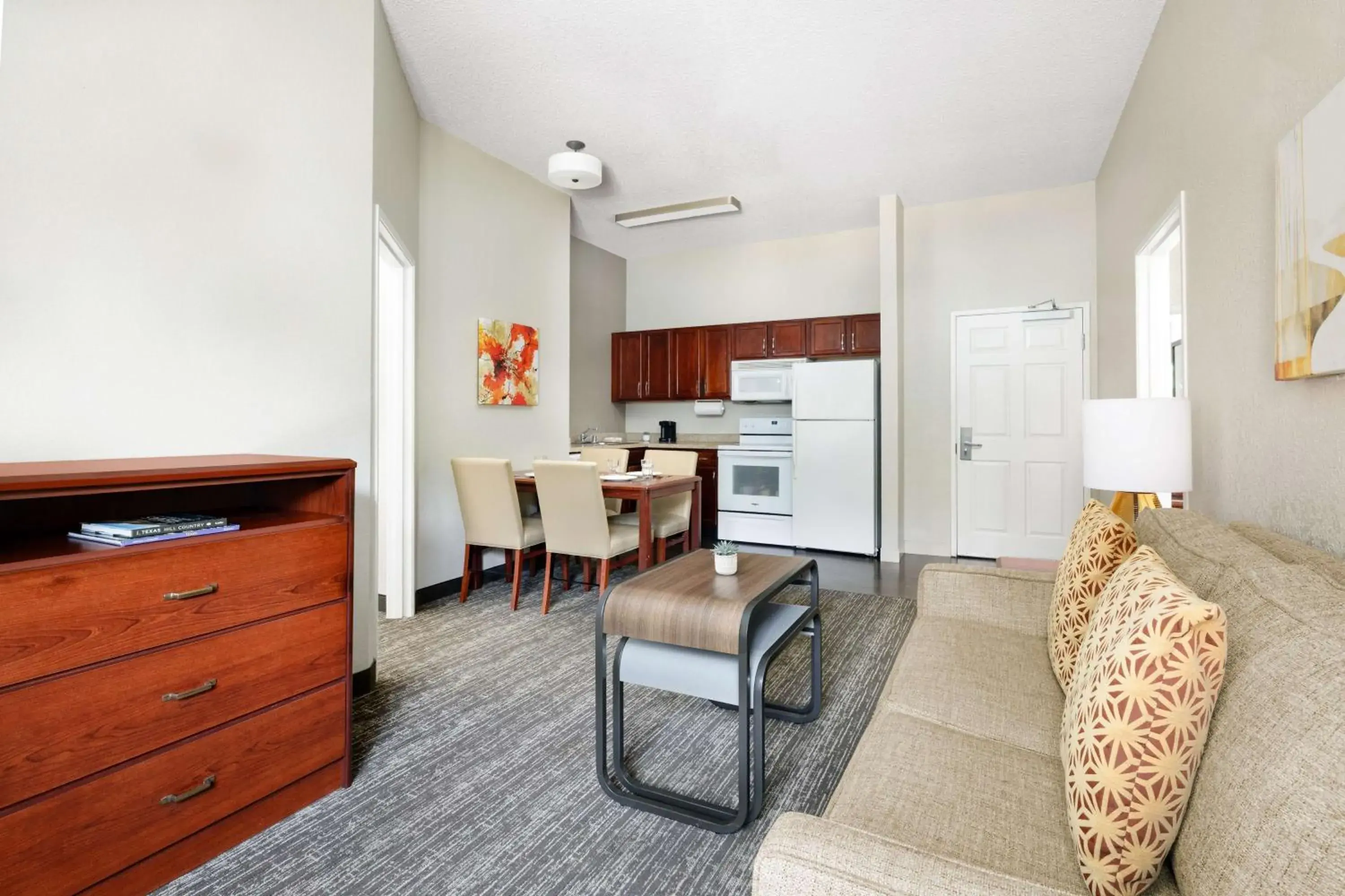 Living room in Homewood Suites by Hilton Dallas-DFW Airport N-Grapevine Living room in Homewood Suites by Hilton Dallas-DFW Airport N-Grapevine