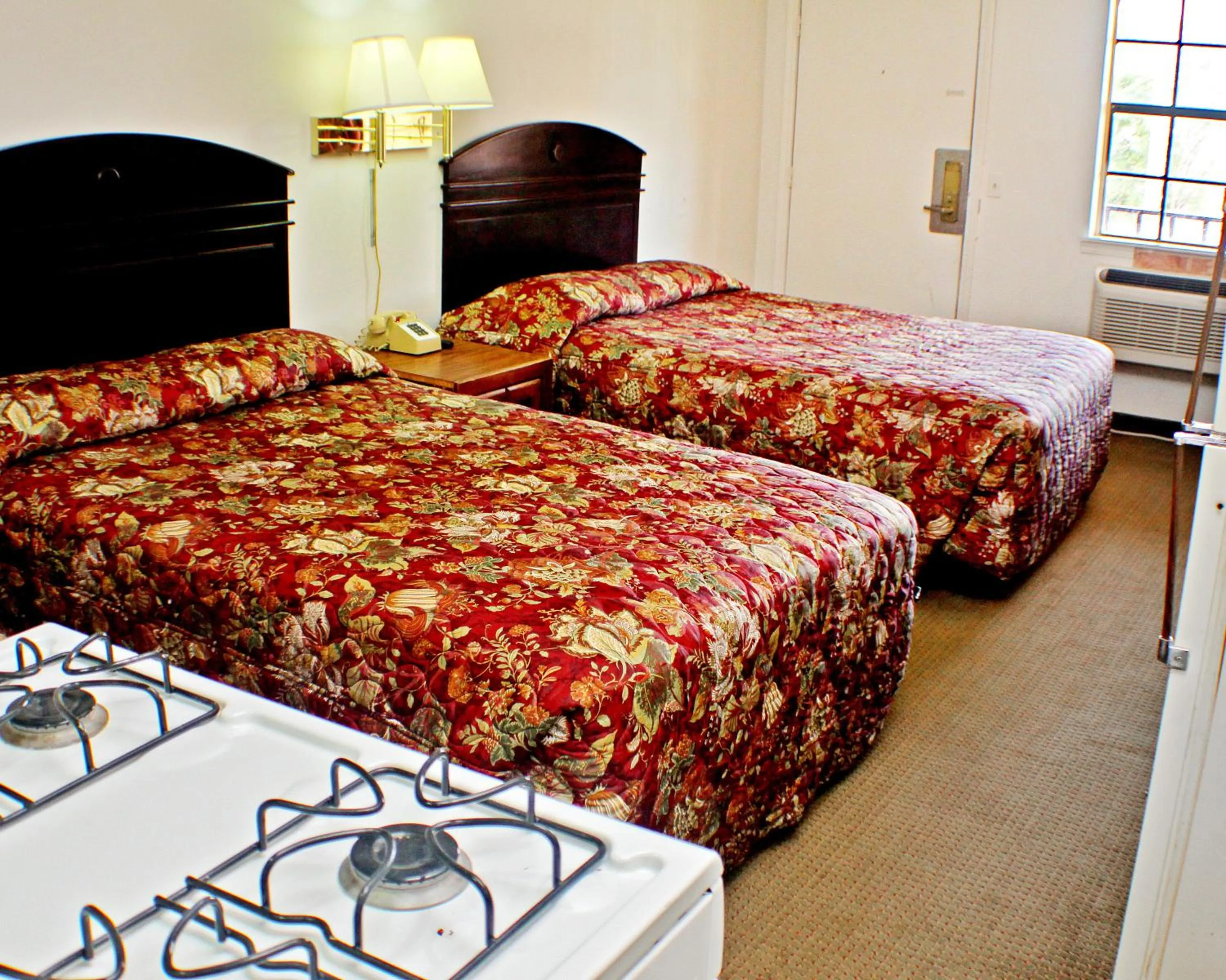 Kitchen or kitchenette, Bed in American Dream Inn