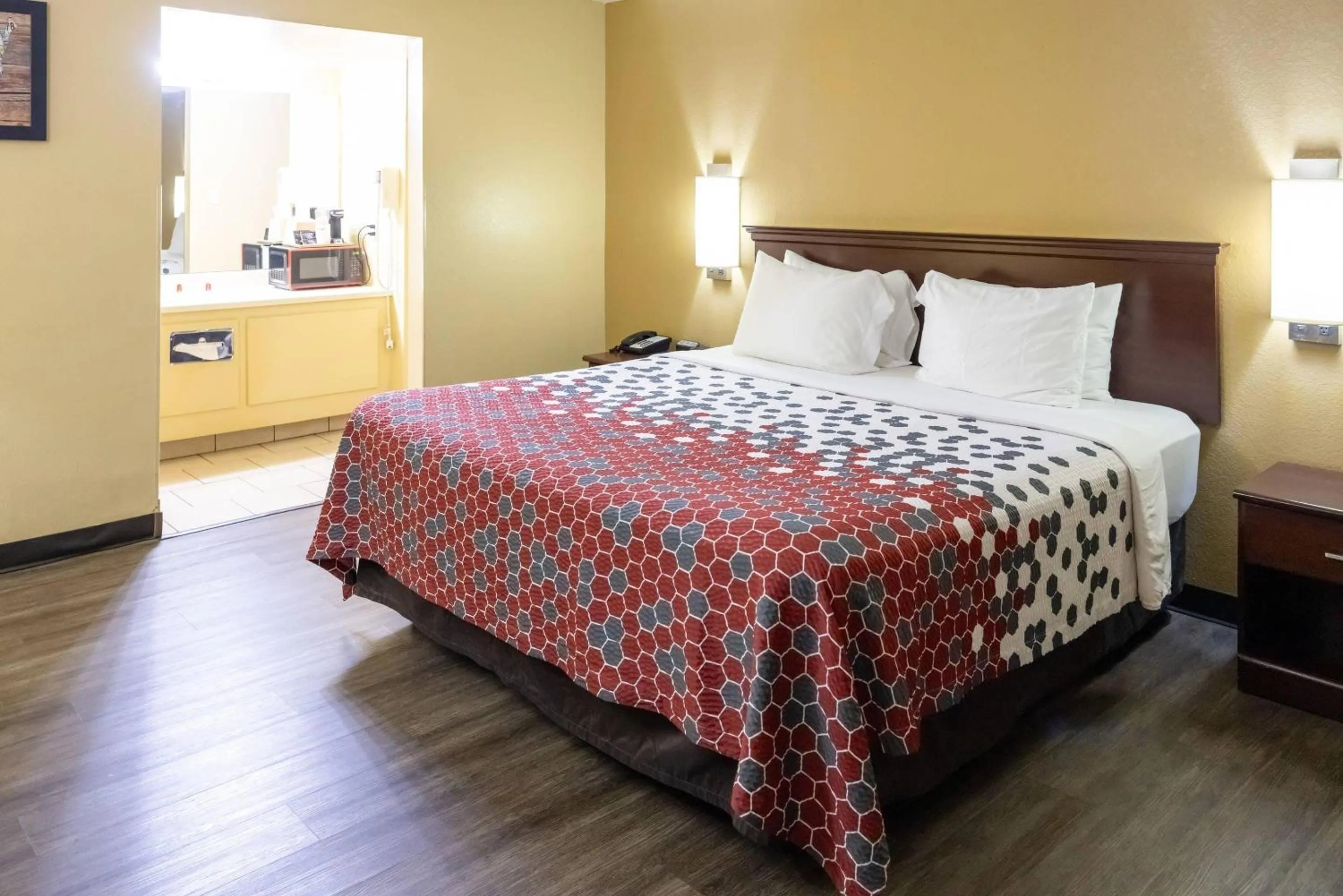 Bedroom, Bed in Econo Lodge McAlester