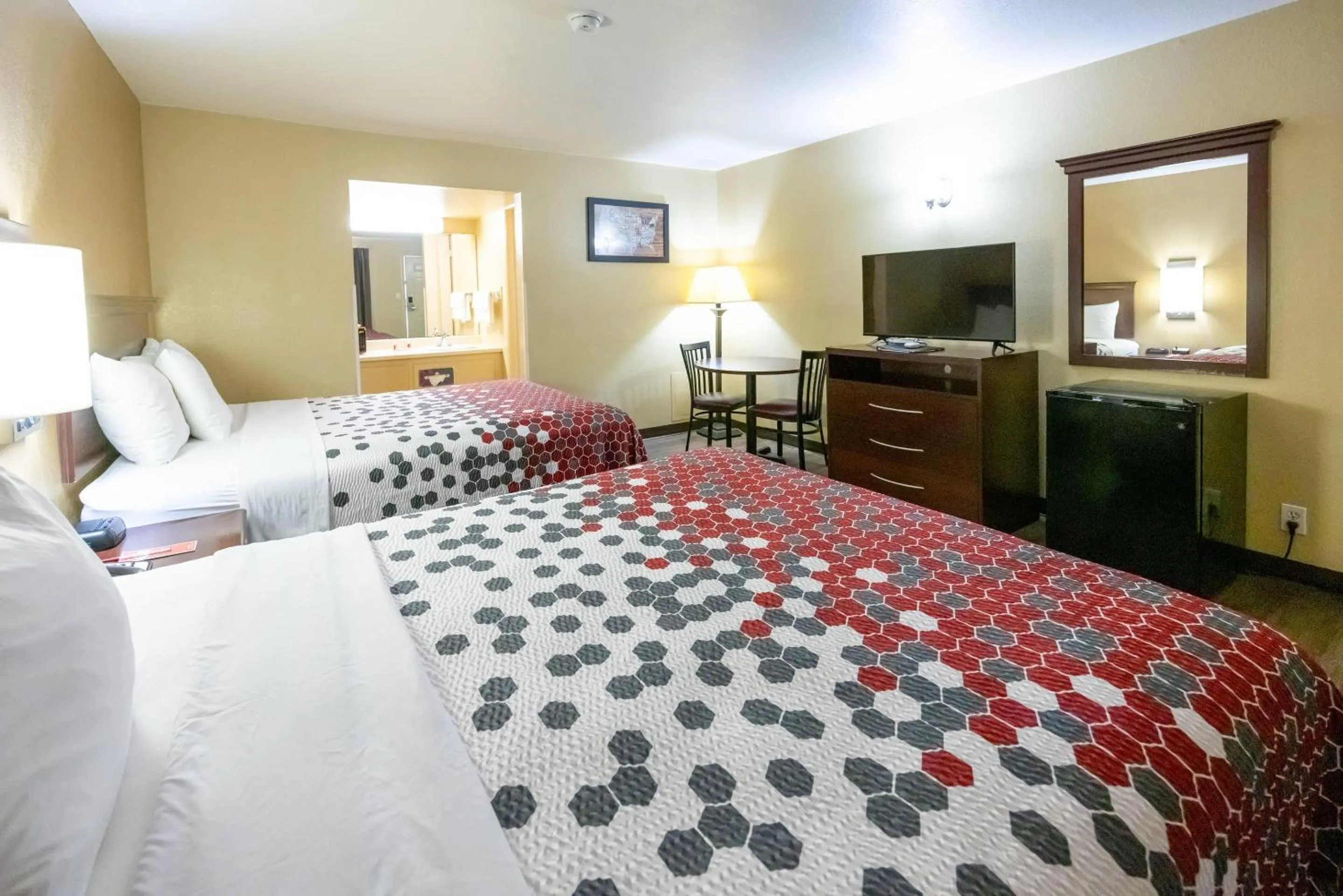 Bedroom, Bed in Econo Lodge McAlester