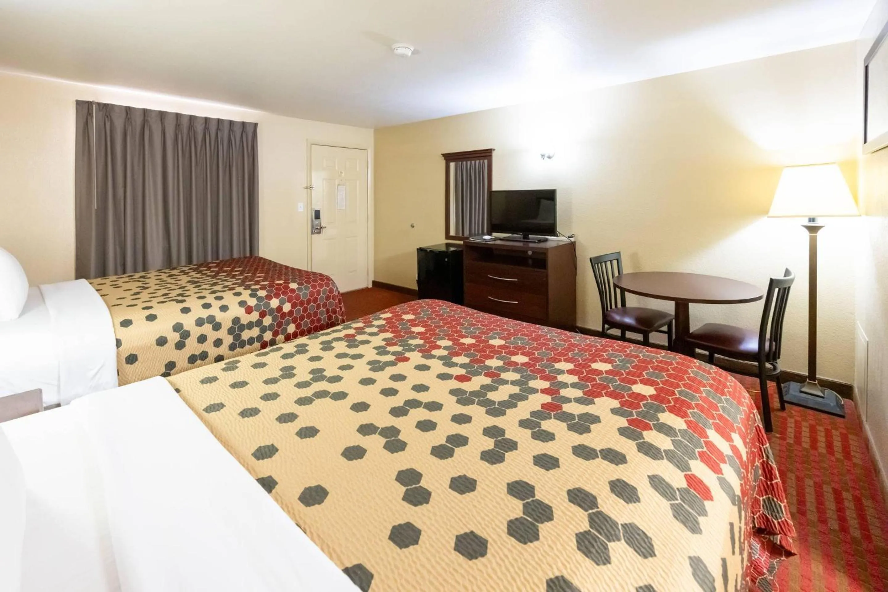 Bedroom, Bed in Econo Lodge McAlester