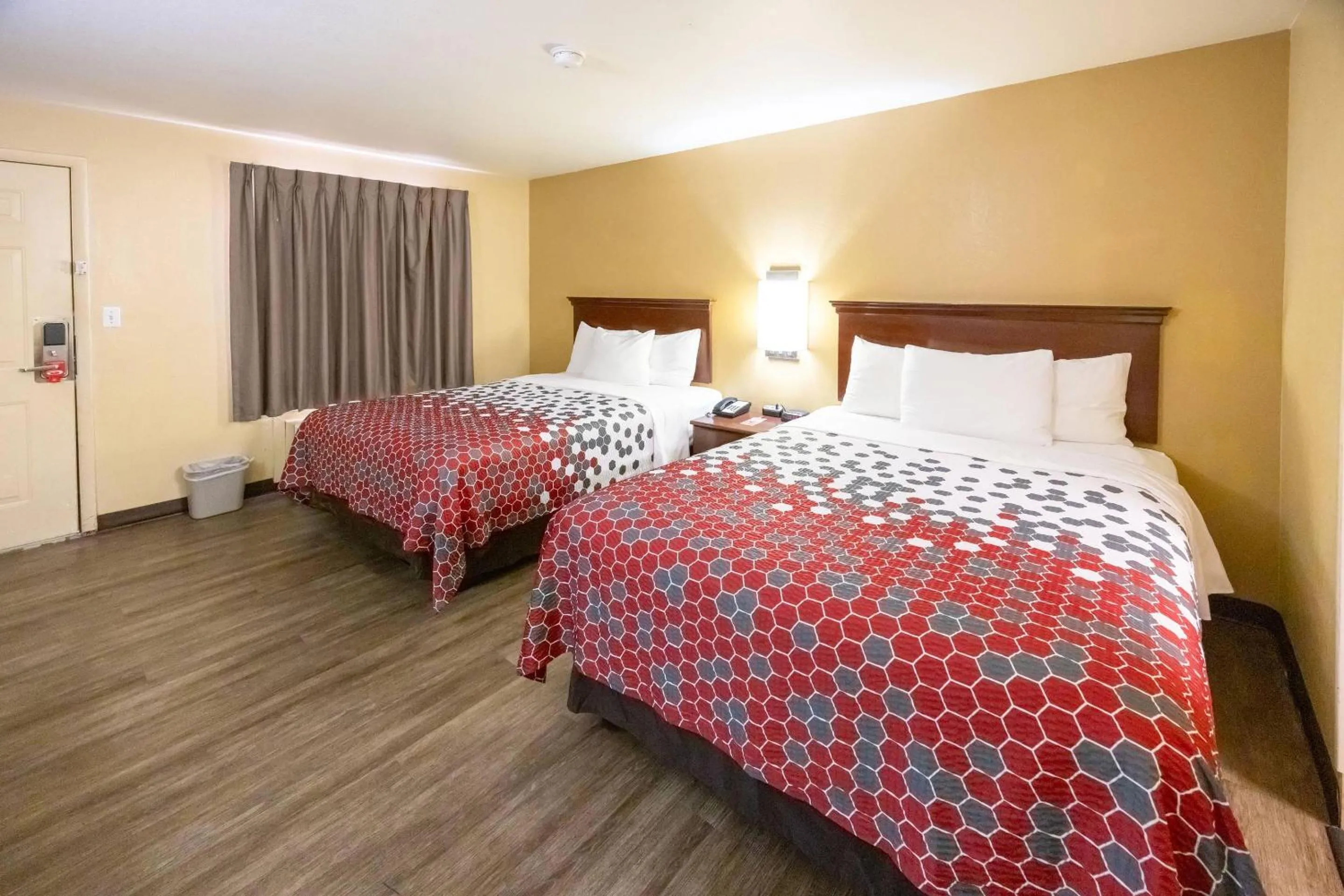 Bedroom, Bed in Econo Lodge McAlester