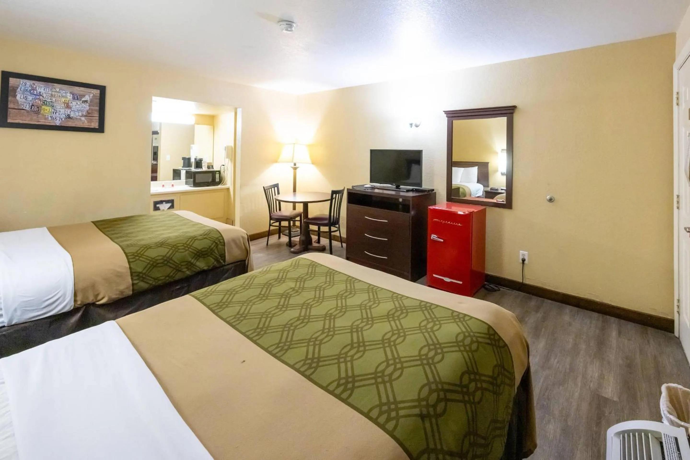 Bedroom, Bed in Econo Lodge McAlester