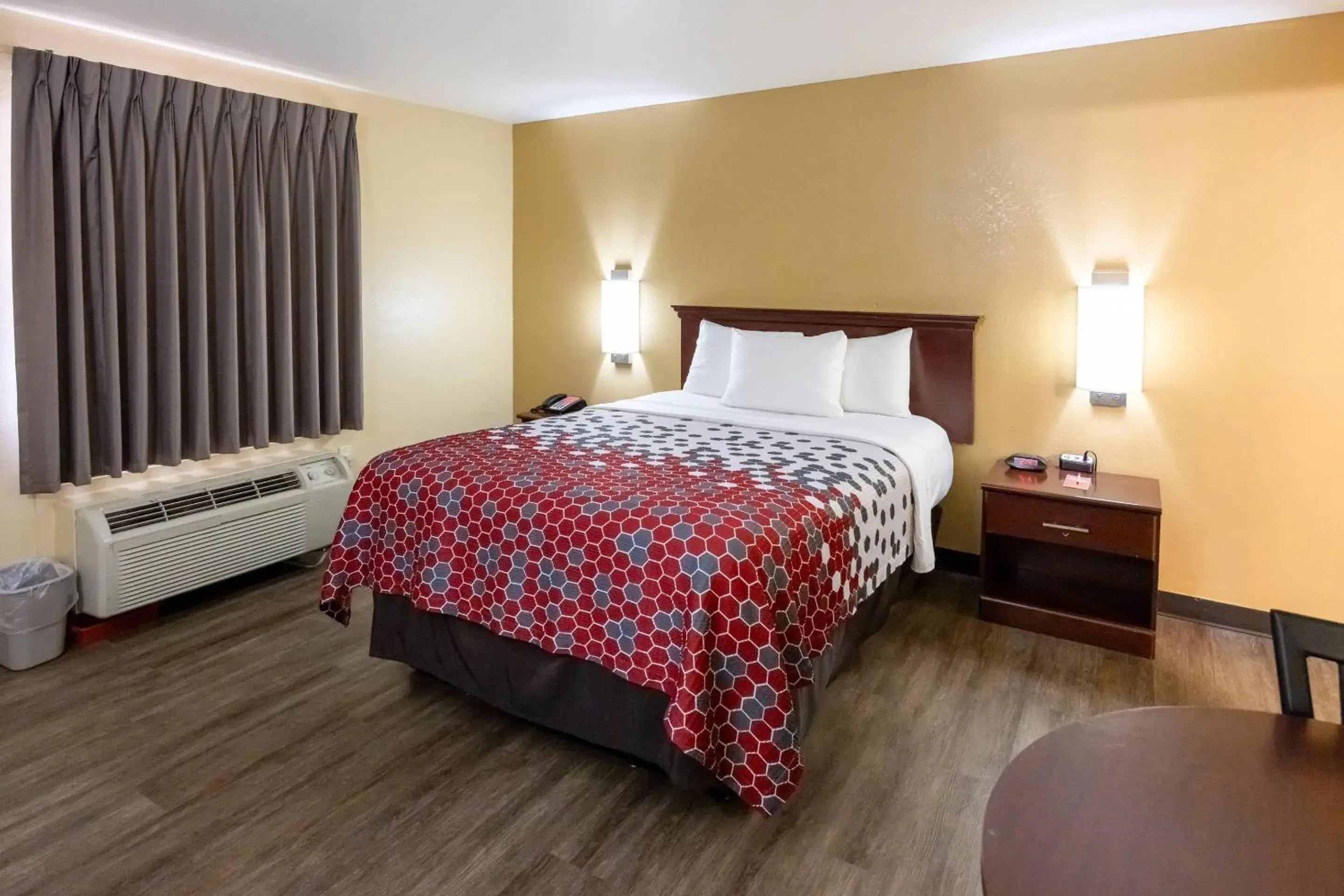 Bedroom, Bed in Econo Lodge McAlester Bedroom, Bed in Econo Lodge McAlester