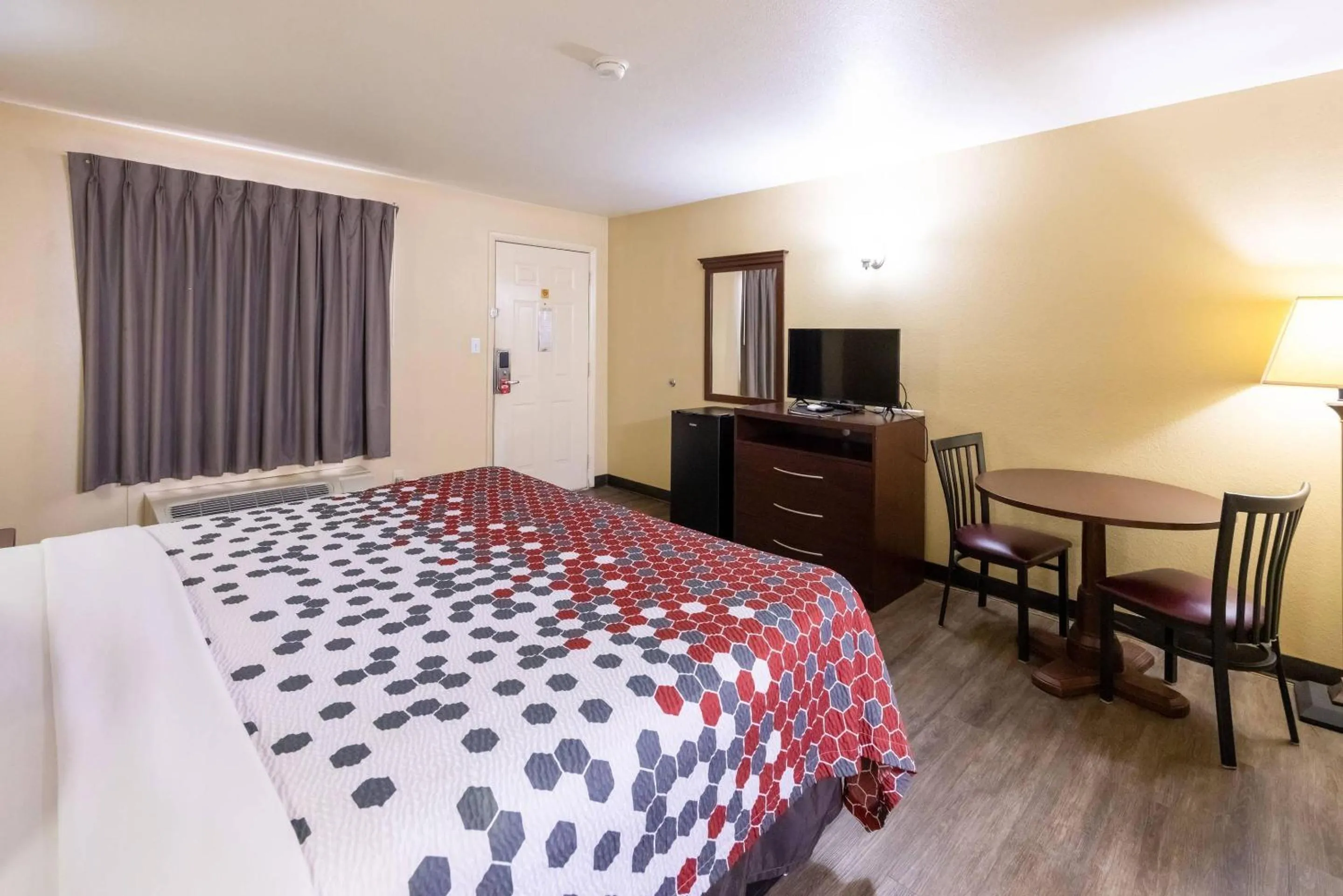 Bedroom, Bed in Econo Lodge McAlester