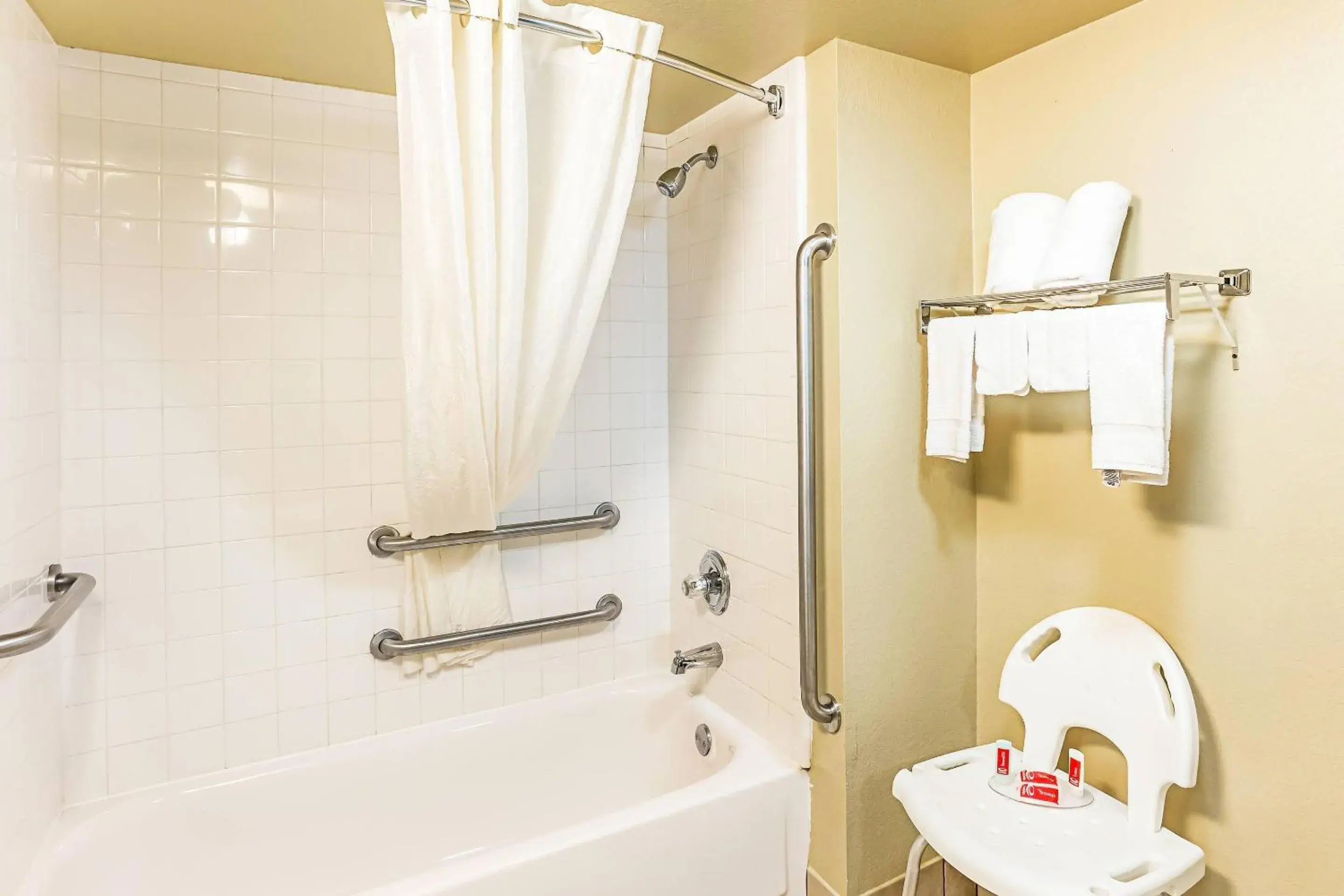 Bedroom in Econo Lodge McAlester Bedroom in Econo Lodge McAlester