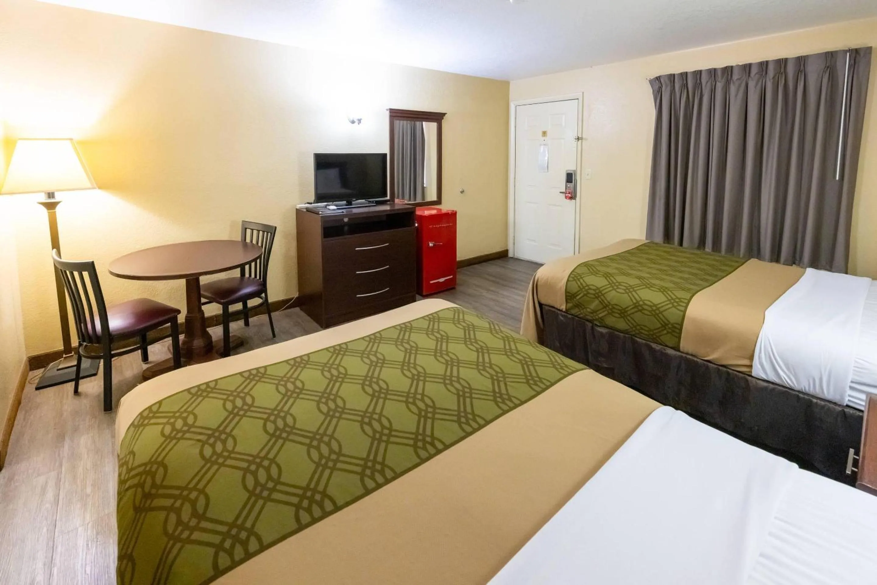 Bedroom, Bed in Econo Lodge McAlester