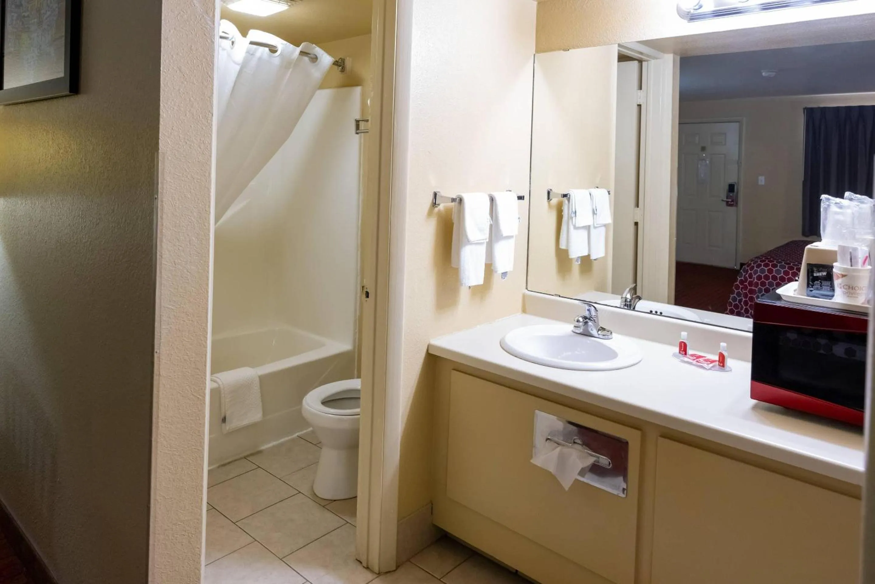 Bedroom in Econo Lodge McAlester