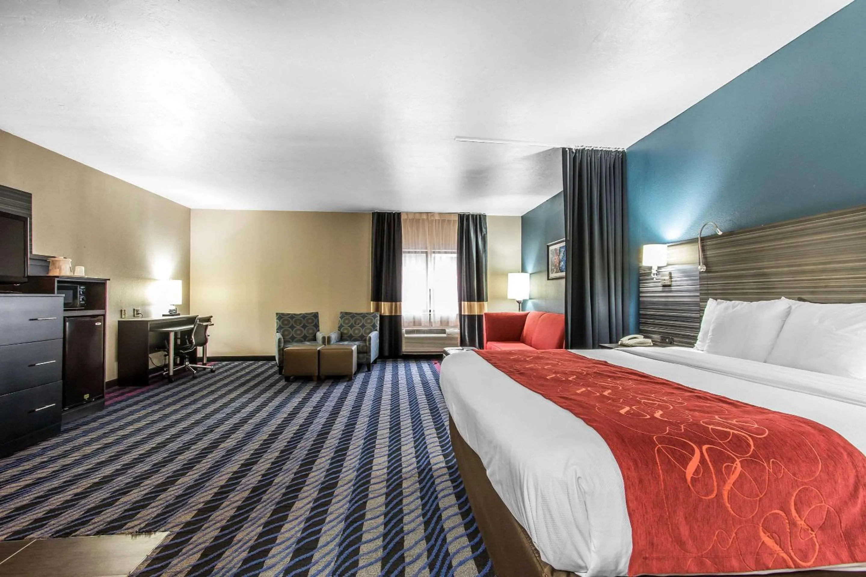 Bedroom, Bed in Comfort Suites Fairgrounds West