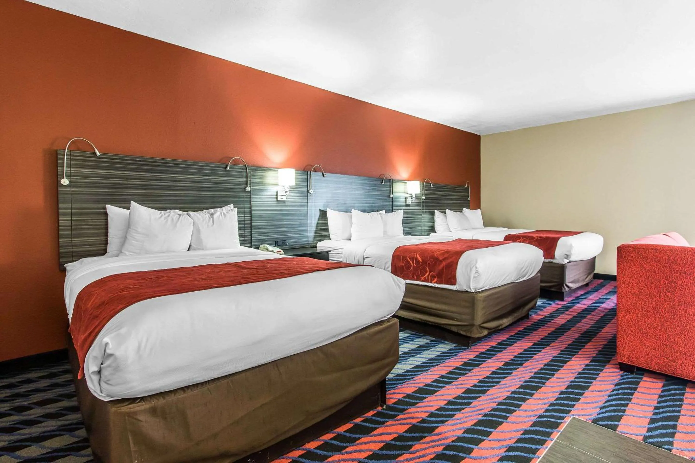 Bedroom, Bed in Comfort Suites Fairgrounds West