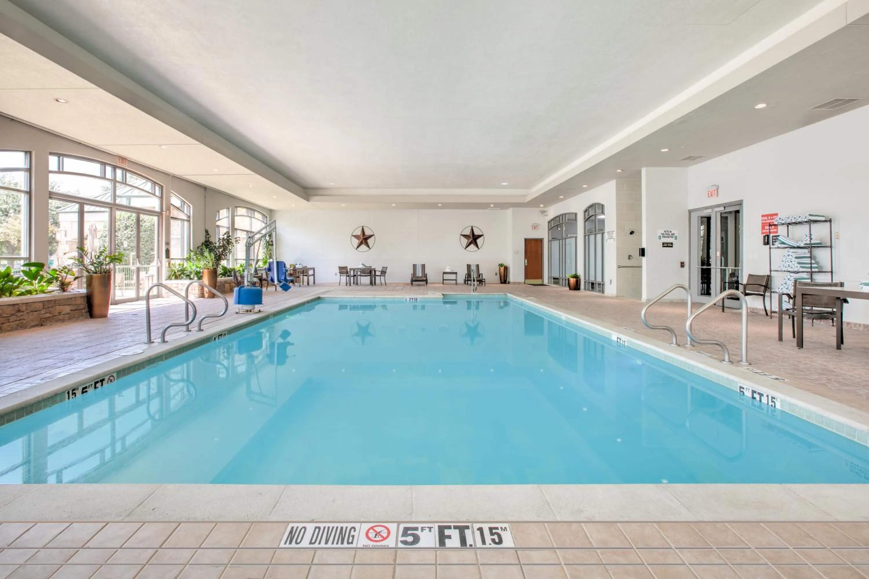 Swimming pool in Embassy Suites Dallas - DFW Airport North